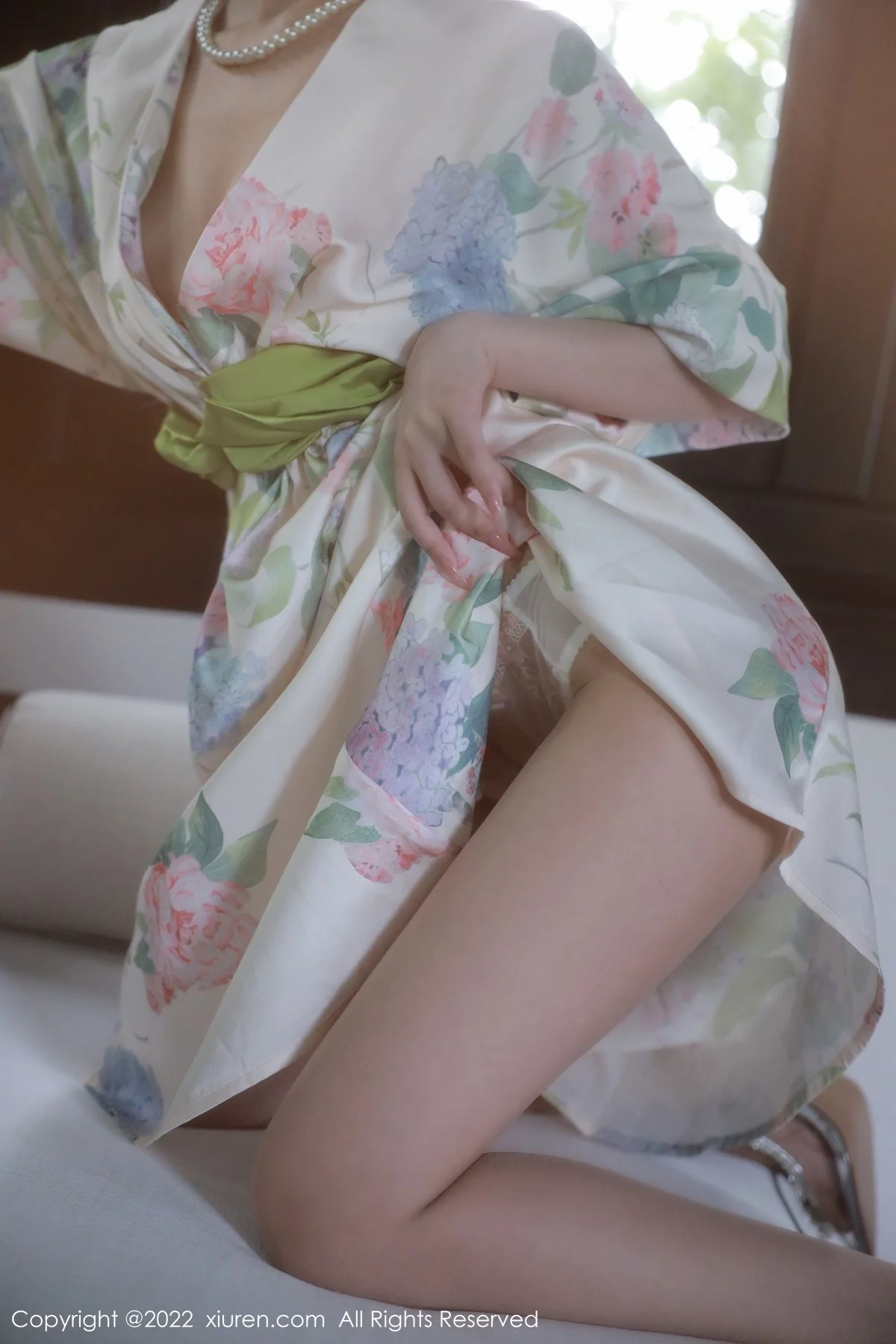 [[XiuRen秀人网]秀人网]No.5514_模特谢晚晚性感白色带花纹长裙配原色丝袜秀完美身材诱惑写真111P