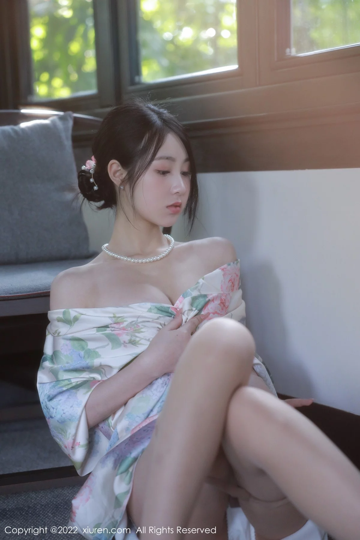 [[XiuRen秀人网]秀人网]No.5514_模特谢晚晚性感白色带花纹长裙配原色丝袜秀完美身材诱惑写真111P