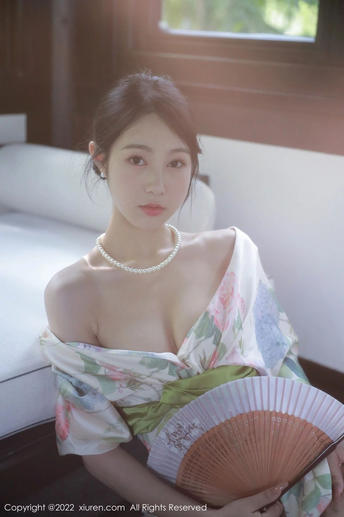 [[XiuRen秀人网]秀人网]No.5514_模特谢晚晚性感白色带花纹长裙配原色丝袜秀完美身材诱惑写真111P