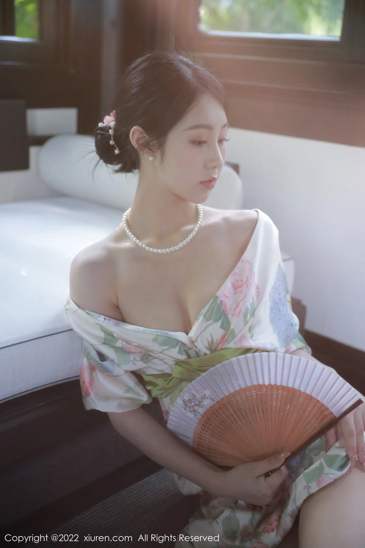 [[XiuRen秀人网]秀人网]No.5514_模特谢晚晚性感白色带花纹长裙配原色丝袜秀完美身材诱惑写真111P