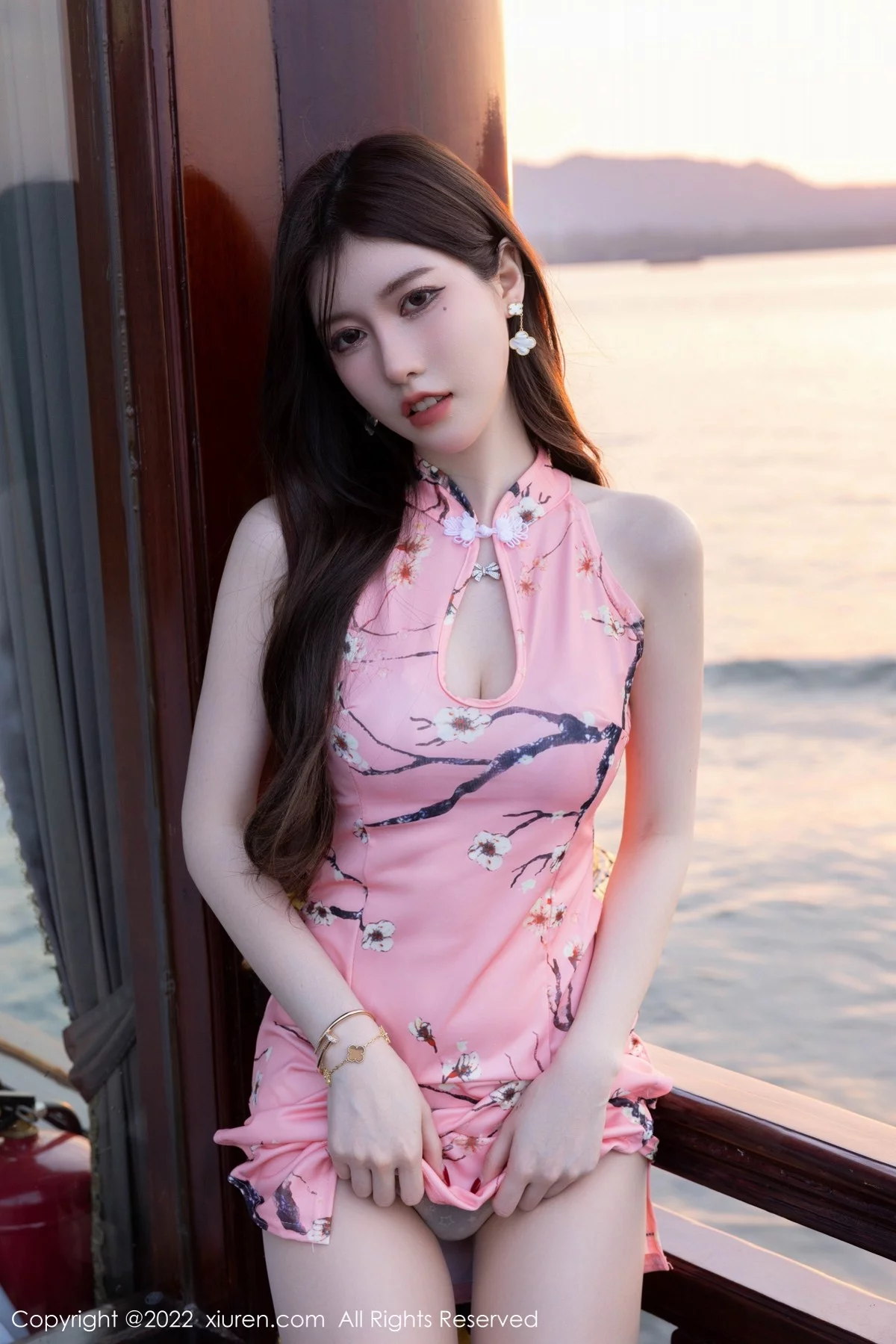 [[XiuRen秀人网]秀人网]No.5515_模特美桃酱海南心愿旅拍性感粉色旗袍配超薄白丝勾魂诱惑写真73P