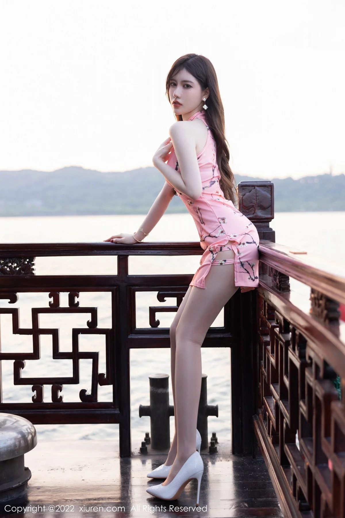 [[XiuRen秀人网]秀人网]No.5515_模特美桃酱海南心愿旅拍性感粉色旗袍配超薄白丝勾魂诱惑写真73P