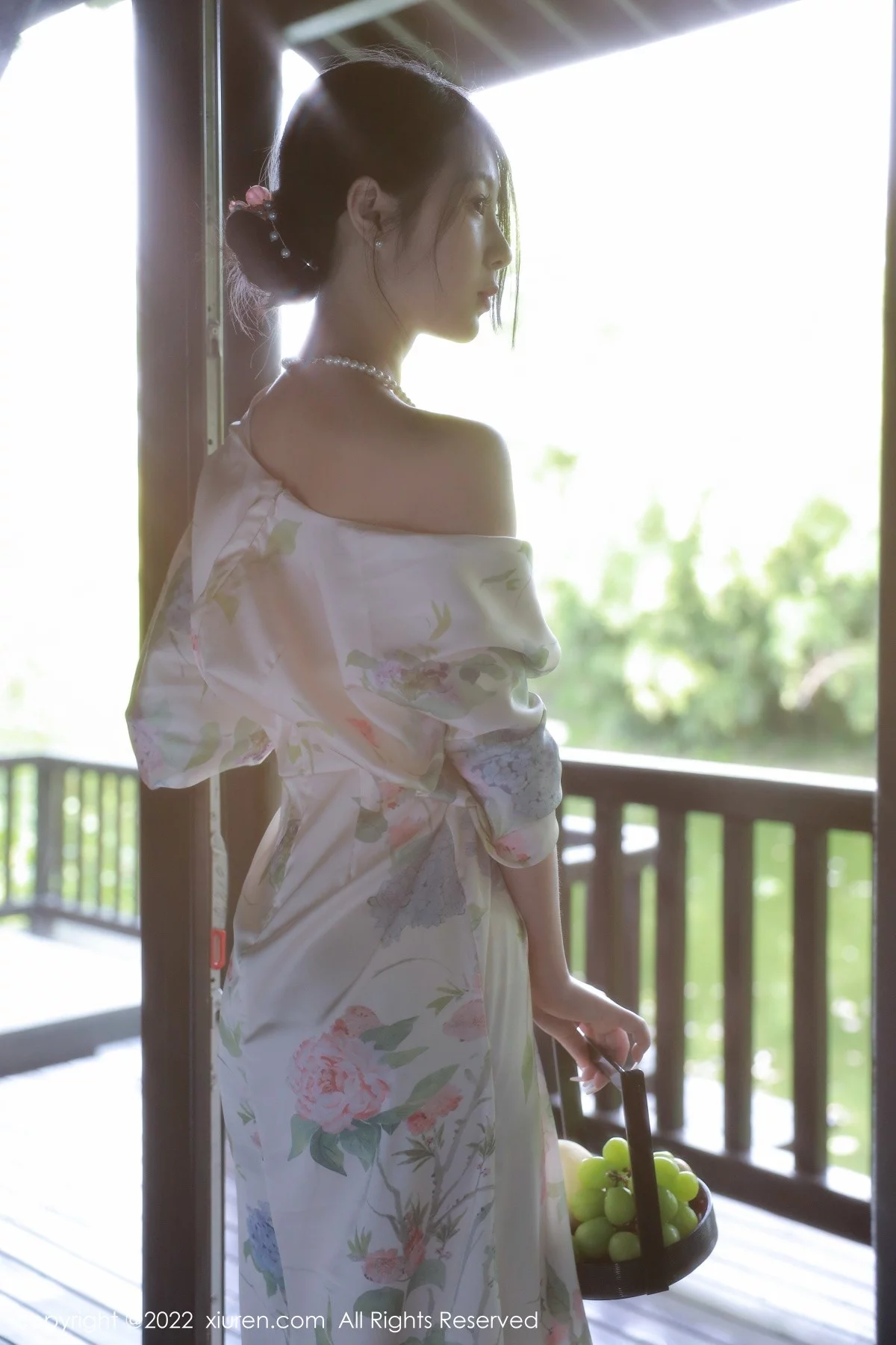 [[XiuRen秀人网]秀人网]No.5514_模特谢晚晚性感白色带花纹长裙配原色丝袜秀完美身材诱惑写真111P