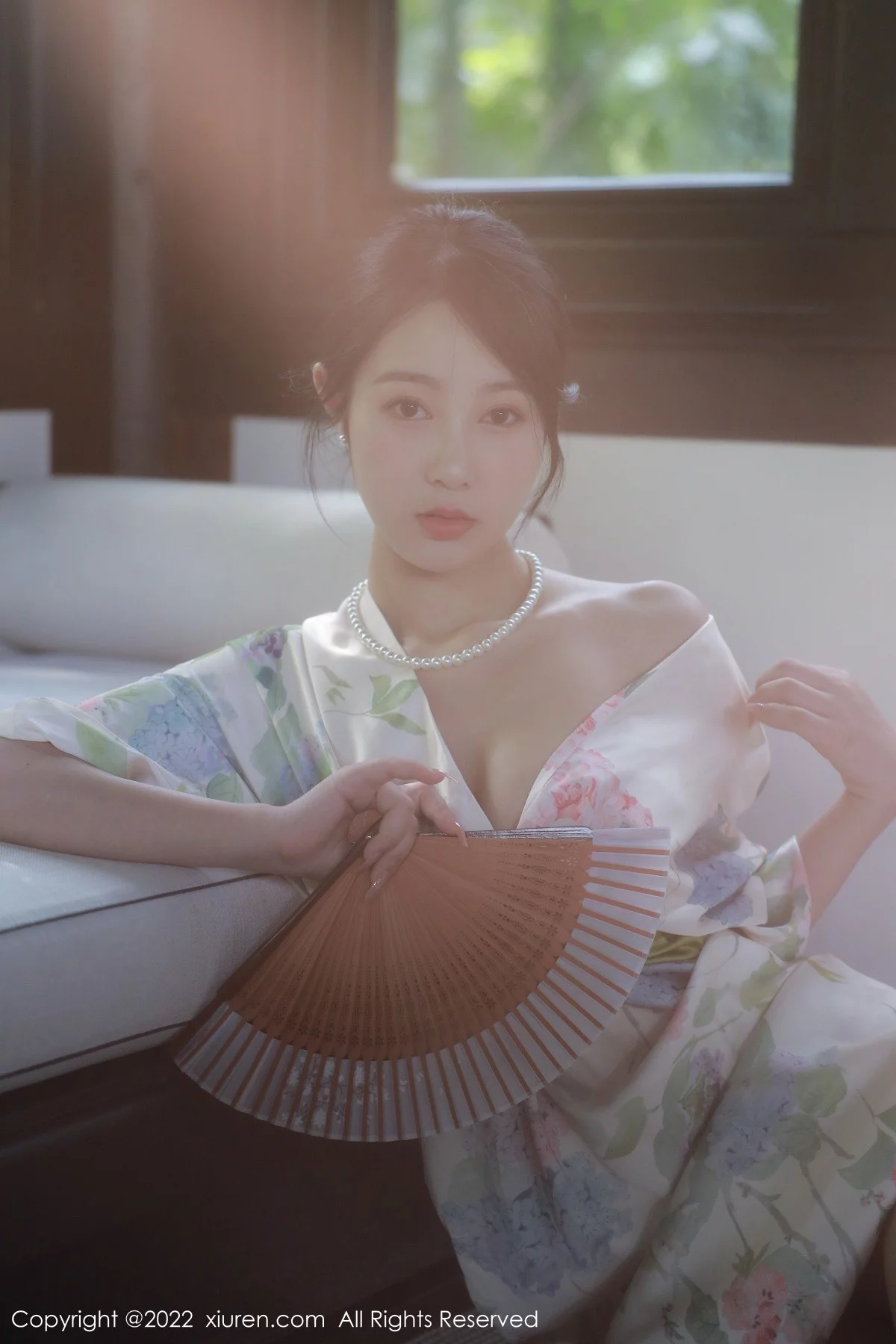 [[XiuRen秀人网]秀人网]No.5514_模特谢晚晚性感白色带花纹长裙配原色丝袜秀完美身材诱惑写真111P