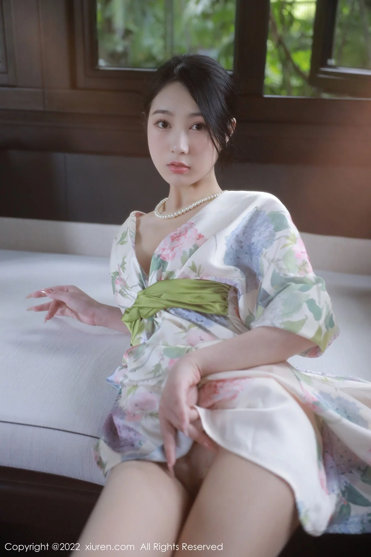 [[XiuRen秀人网]秀人网]No.5514_模特谢晚晚性感白色带花纹长裙配原色丝袜秀完美身材诱惑写真111P