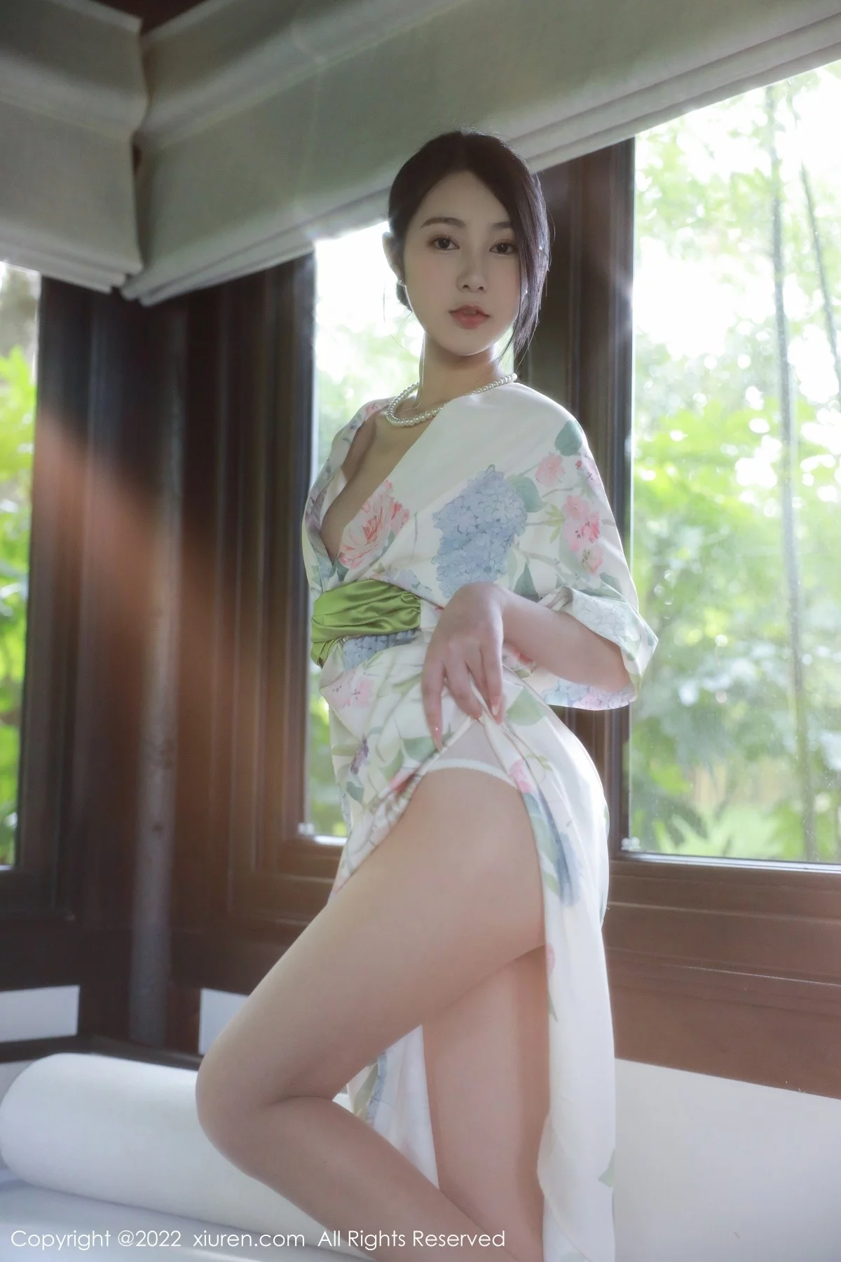 [[XiuRen秀人网]秀人网]No.5514_模特谢晚晚性感白色带花纹长裙配原色丝袜秀完美身材诱惑写真111P