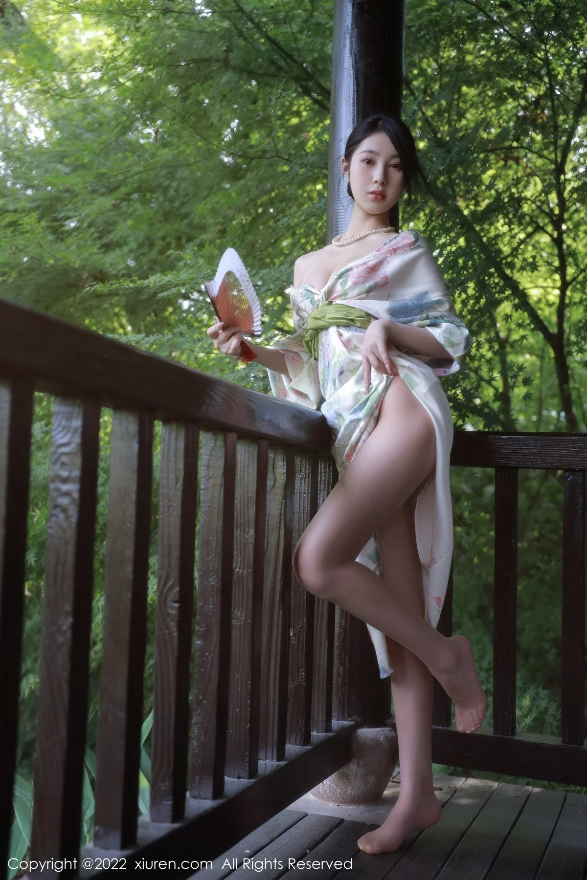 [[XiuRen秀人网]秀人网]No.5514_模特谢晚晚性感白色带花纹长裙配原色丝袜秀完美身材诱惑写真111P