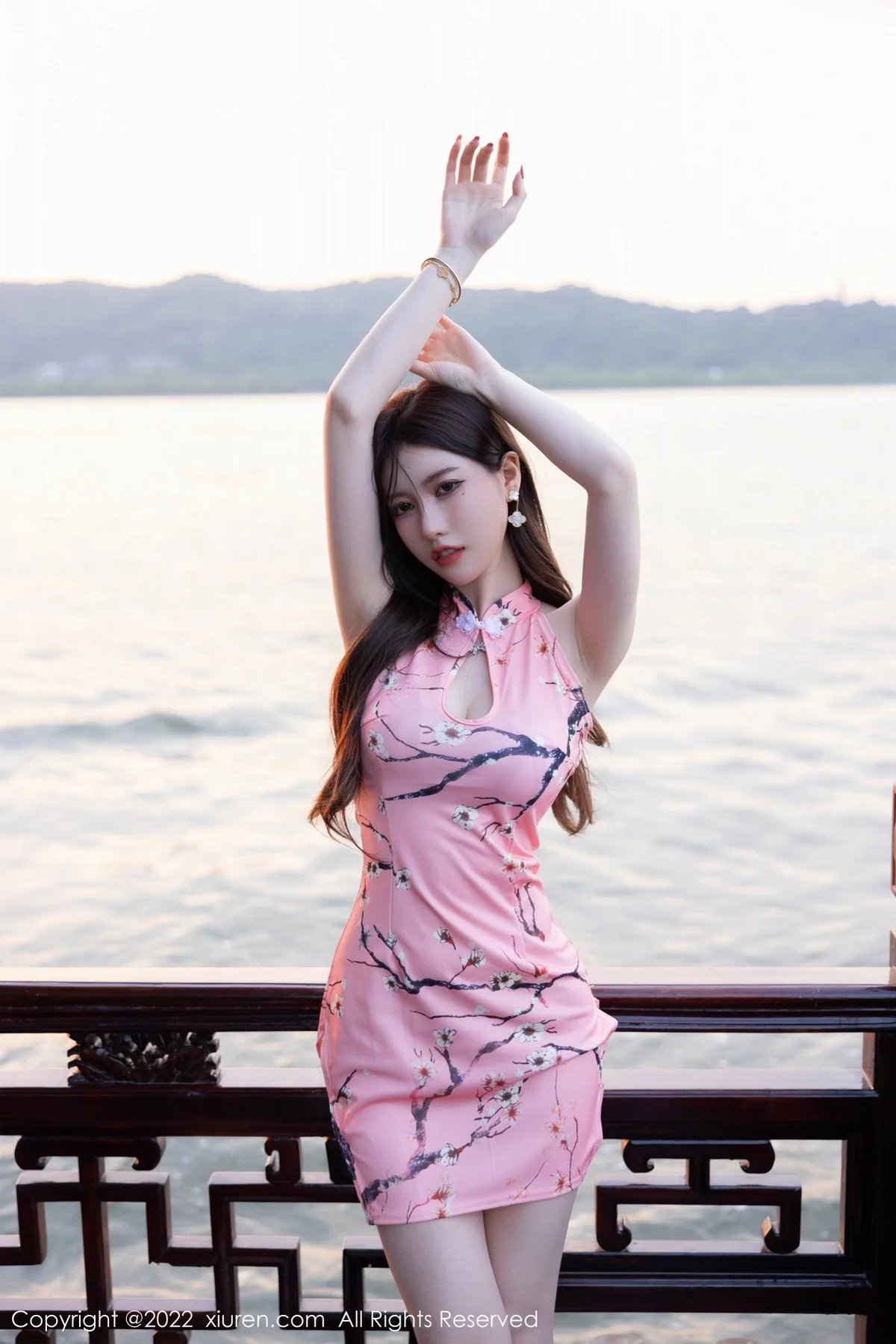 [[XiuRen秀人网]秀人网]No.5515_模特美桃酱海南心愿旅拍性感粉色旗袍配超薄白丝勾魂诱惑写真73P