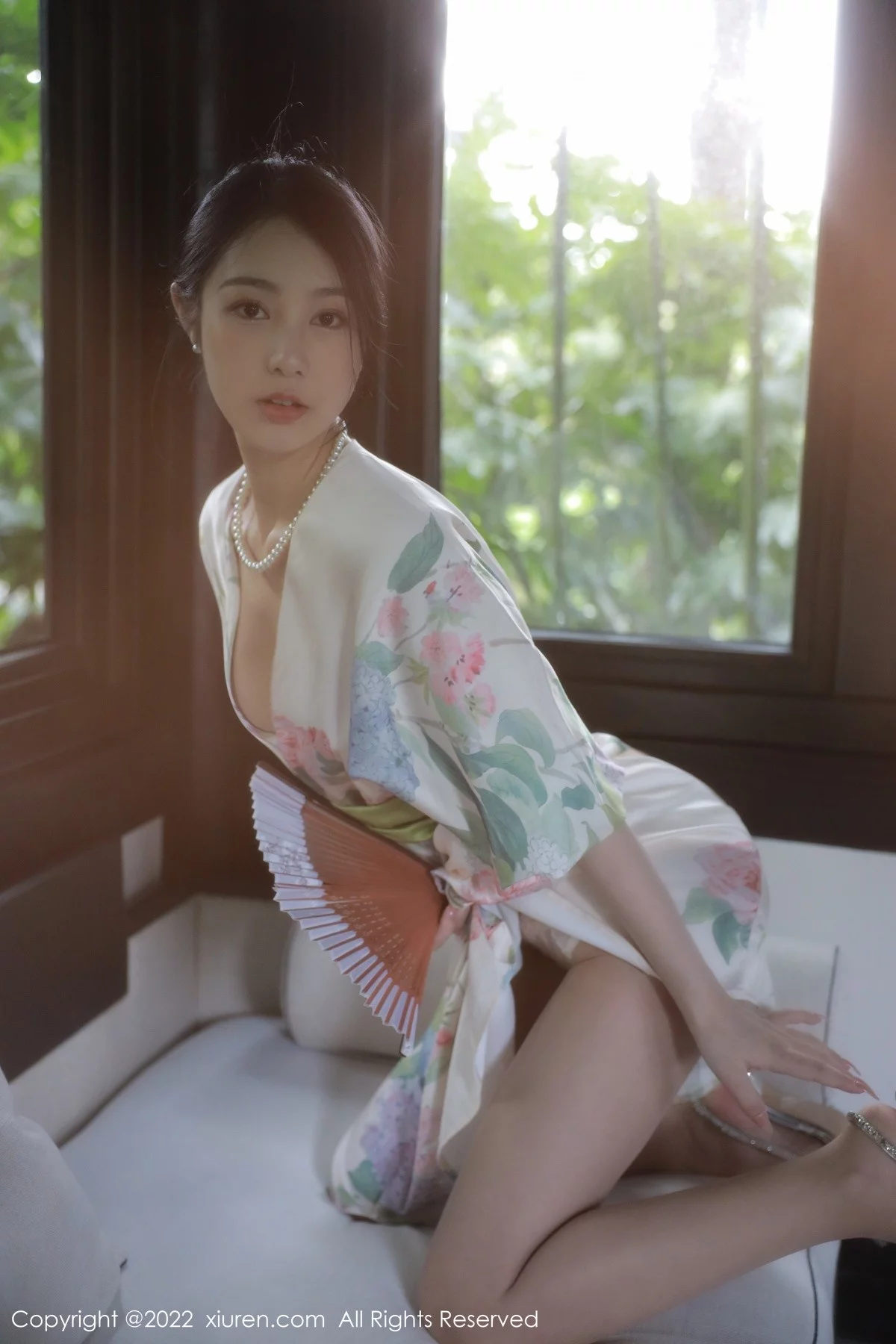 [[XiuRen秀人网]秀人网]No.5514_模特谢晚晚性感白色带花纹长裙配原色丝袜秀完美身材诱惑写真111P