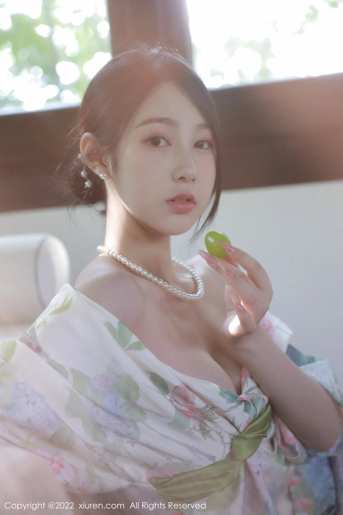 [[XiuRen秀人网]秀人网]No.5514_模特谢晚晚性感白色带花纹长裙配原色丝袜秀完美身材诱惑写真111P