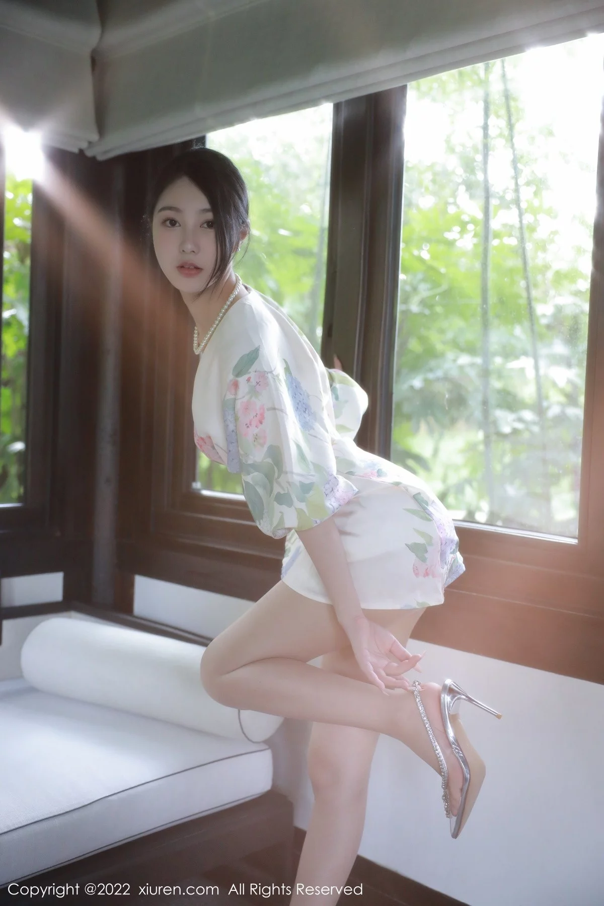 [[XiuRen秀人网]秀人网]No.5514_模特谢晚晚性感白色带花纹长裙配原色丝袜秀完美身材诱惑写真111P