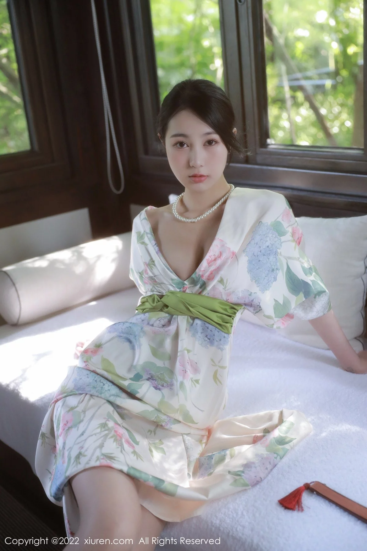 [[XiuRen秀人网]秀人网]No.5514_模特谢晚晚性感白色带花纹长裙配原色丝袜秀完美身材诱惑写真111P