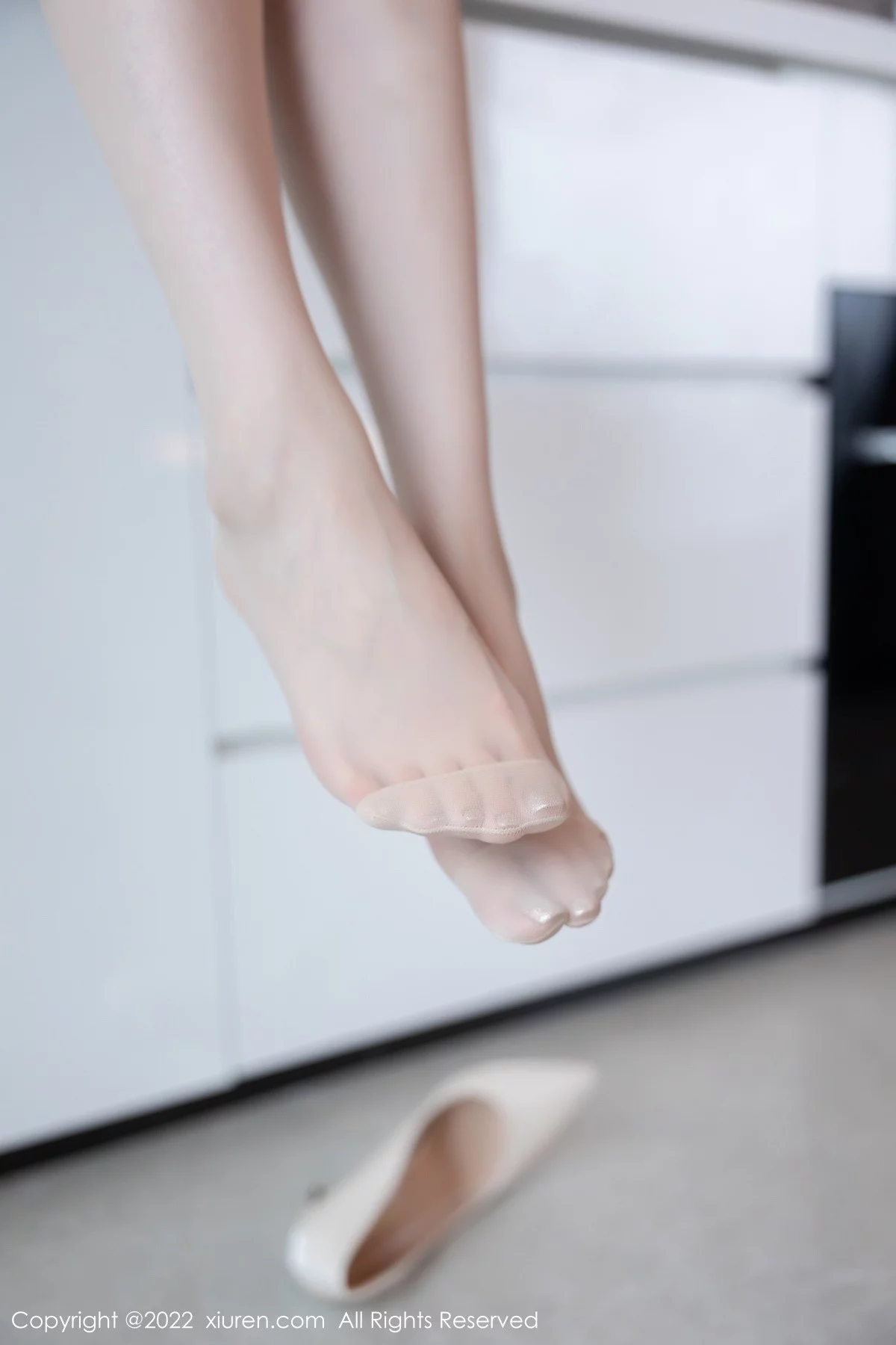 [[XiuRen秀人网]秀人网]No.5523_模特梦心玥佛山心愿旅拍性感淡蓝色高开服配原色丝袜诱惑写真87P