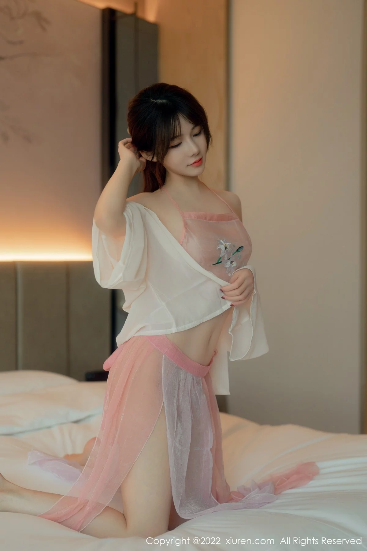 [[XiuRen秀人网]秀人网]No.5519_模特婠婠么床上粉色古典薄纱服饰秀曼妙身材豪乳翘臀诱惑写真59P