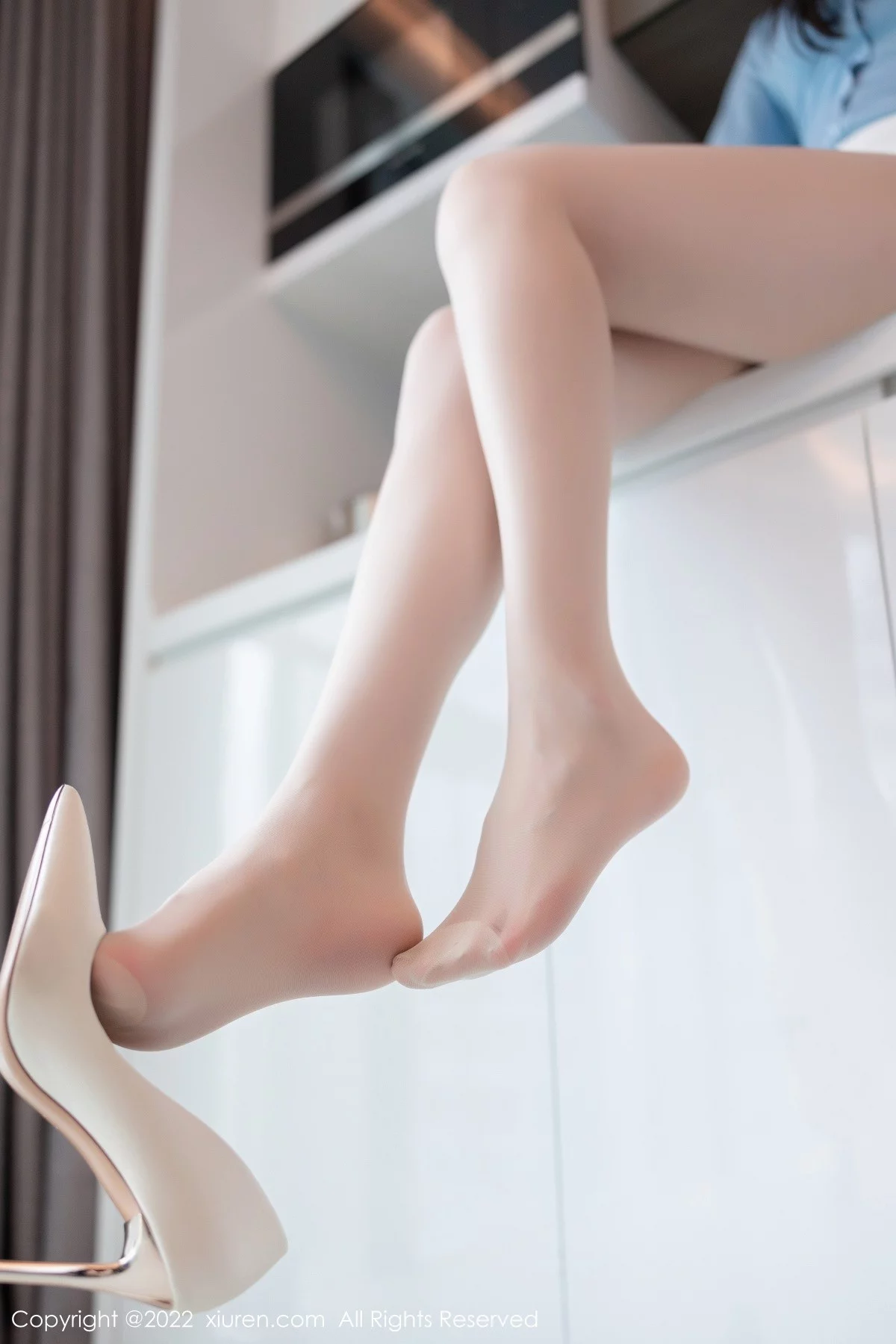 [[XiuRen秀人网]秀人网]No.5523_模特梦心玥佛山心愿旅拍性感淡蓝色高开服配原色丝袜诱惑写真87P