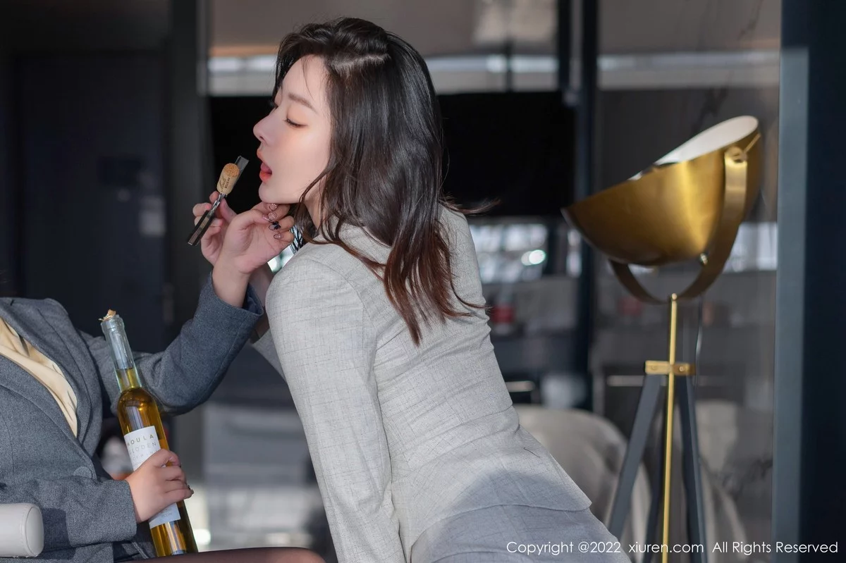 [[XiuRen秀人网]秀人网]No.5524_模特合集是小逗逗＆张思允职业OL装扮半脱露蕾丝内衣诱惑写真65P