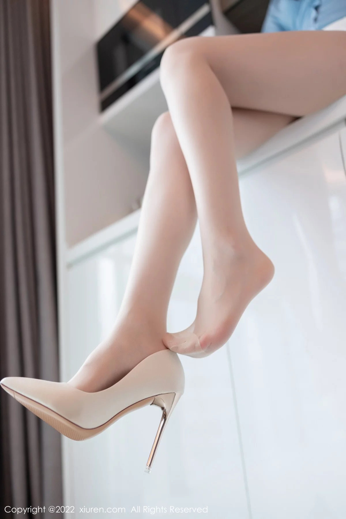 [[XiuRen秀人网]秀人网]No.5523_模特梦心玥佛山心愿旅拍性感淡蓝色高开服配原色丝袜诱惑写真87P