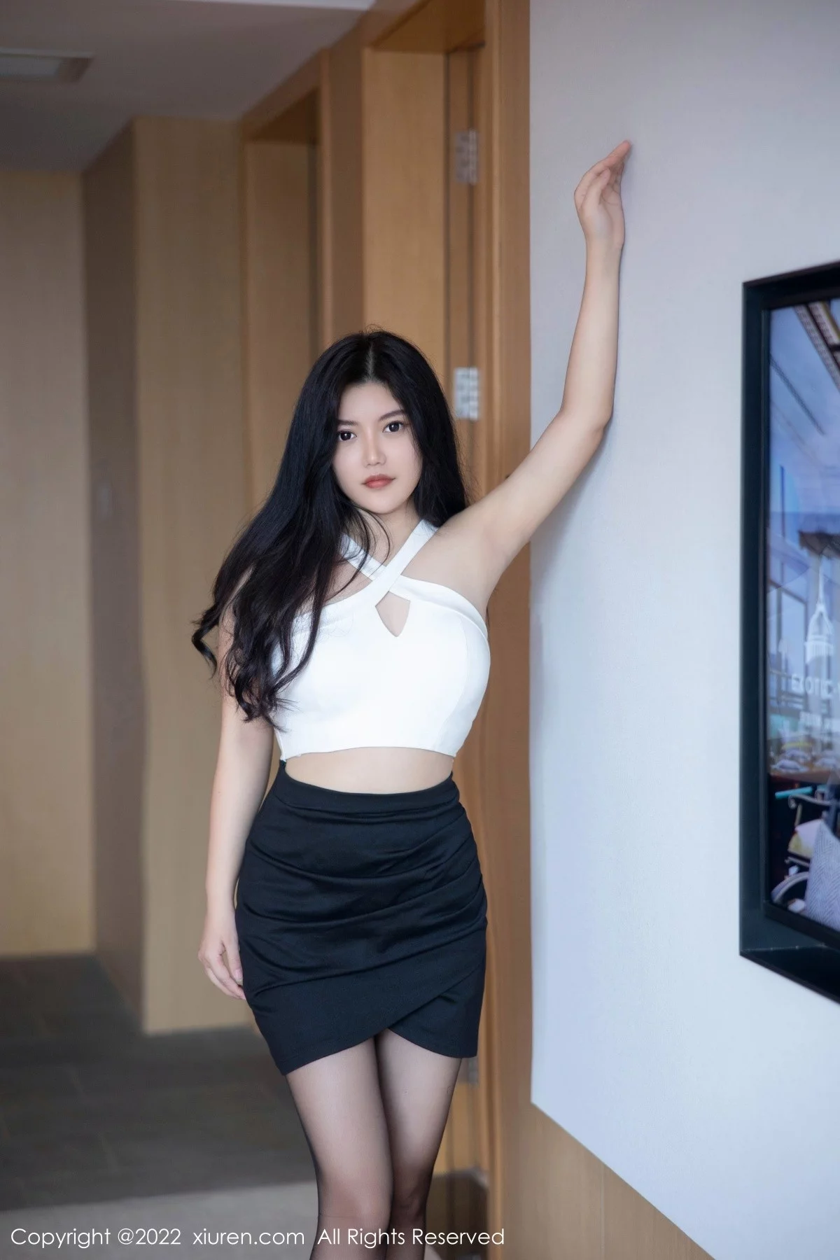 [[XiuRen秀人网]秀人网]No.5518_新人模特吴小小性感白色收身上衣配黑短裙秀翘臀美腿诱惑写真69P