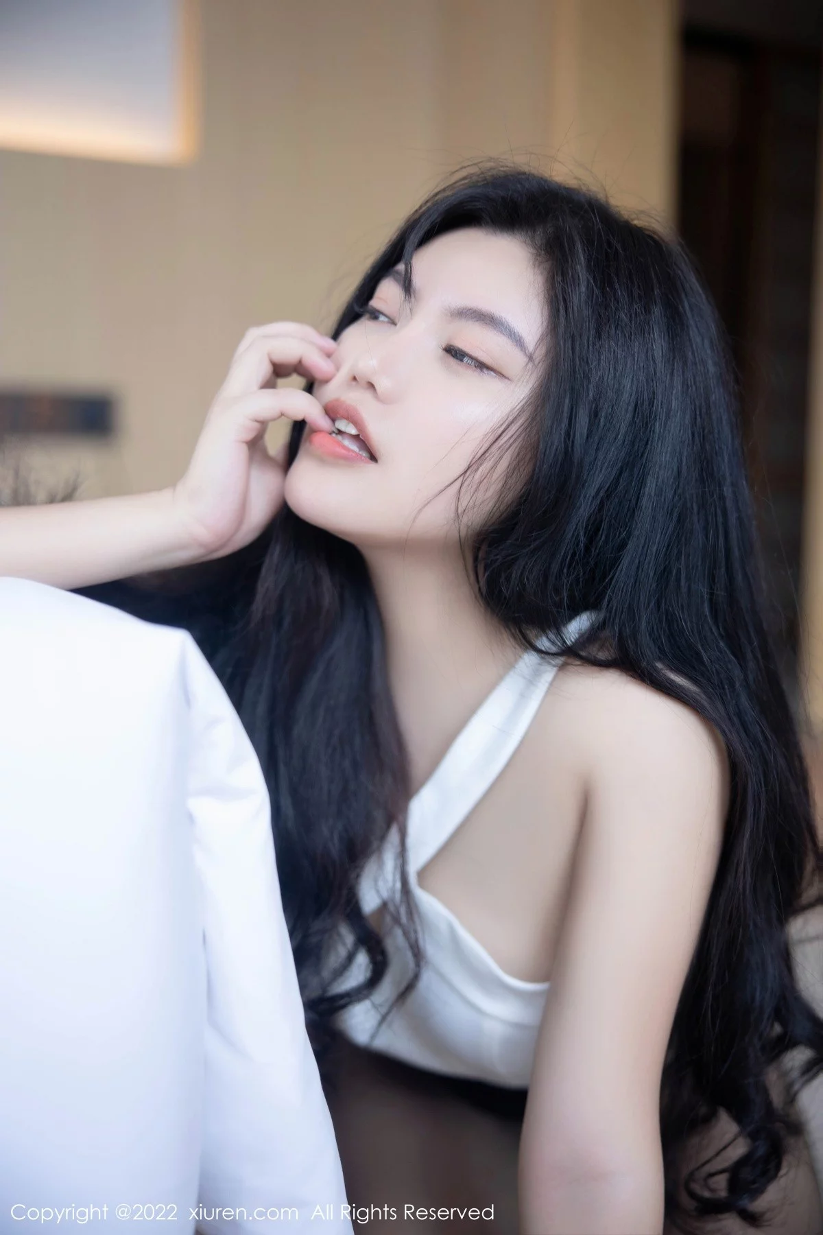 [[XiuRen秀人网]秀人网]No.5518_新人模特吴小小性感白色收身上衣配黑短裙秀翘臀美腿诱惑写真69P