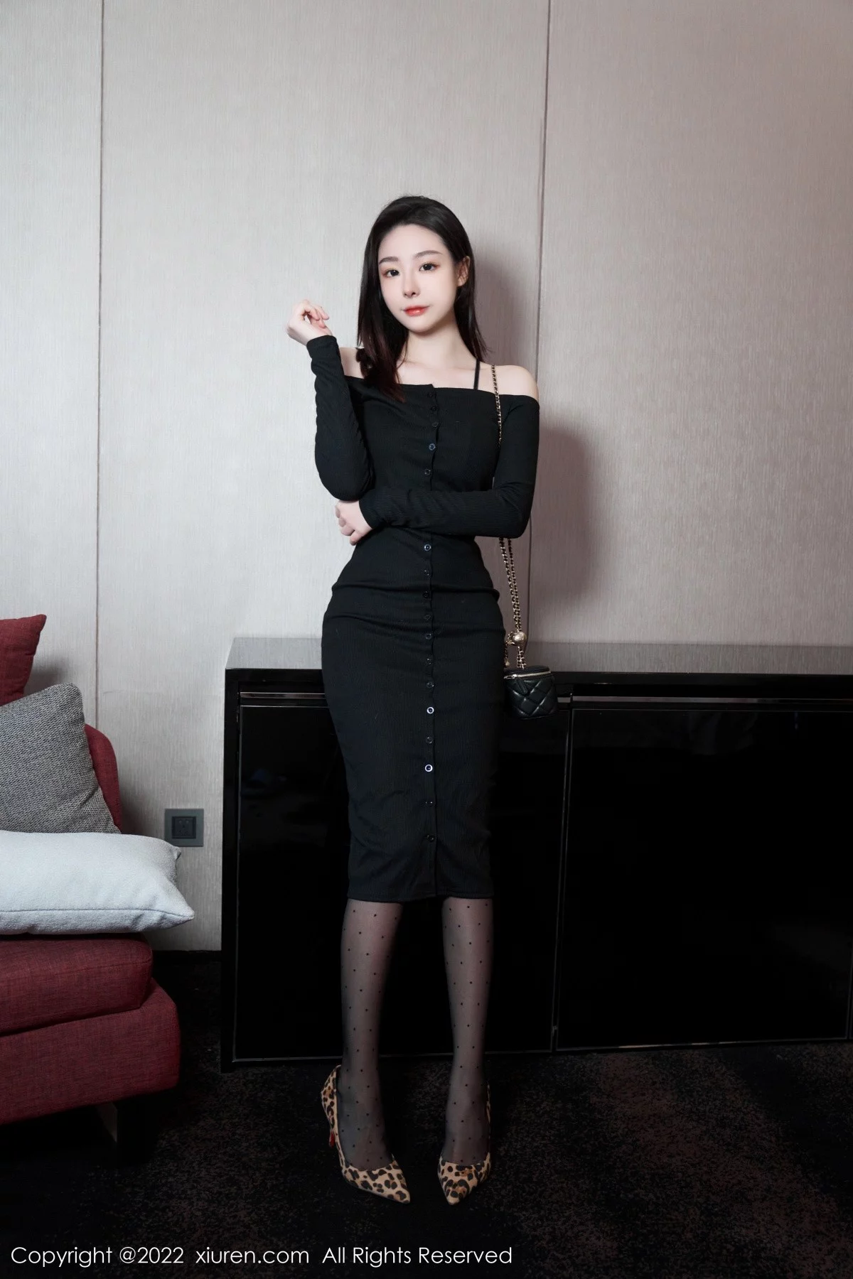 [[XiuRen秀人网]秀人网]No.5529_模特是小逗逗心愿旅拍脱黑色露肩连衣长裙露蕾丝内衣诱惑写真92P