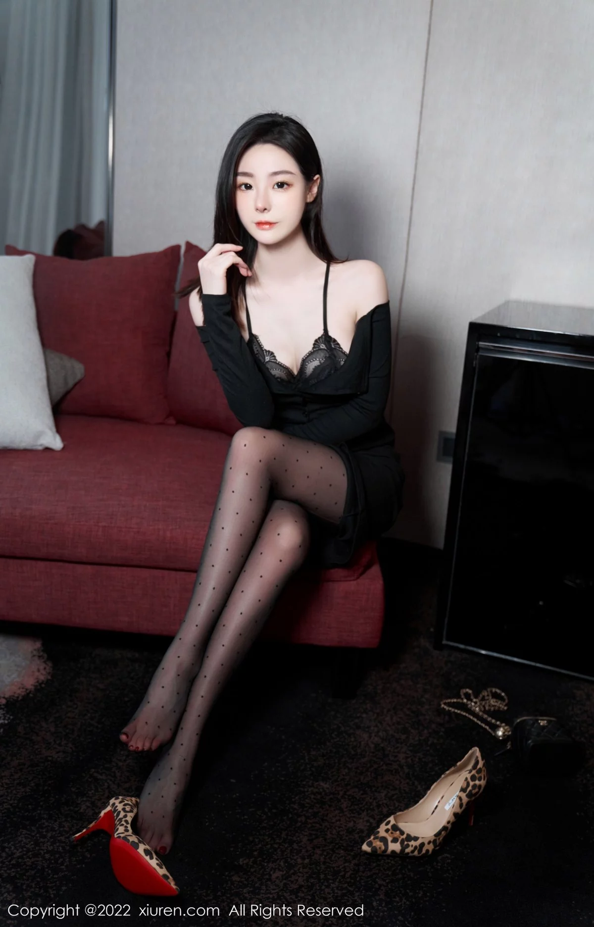 [[XiuRen秀人网]秀人网]No.5529_模特是小逗逗心愿旅拍脱黑色露肩连衣长裙露蕾丝内衣诱惑写真92P