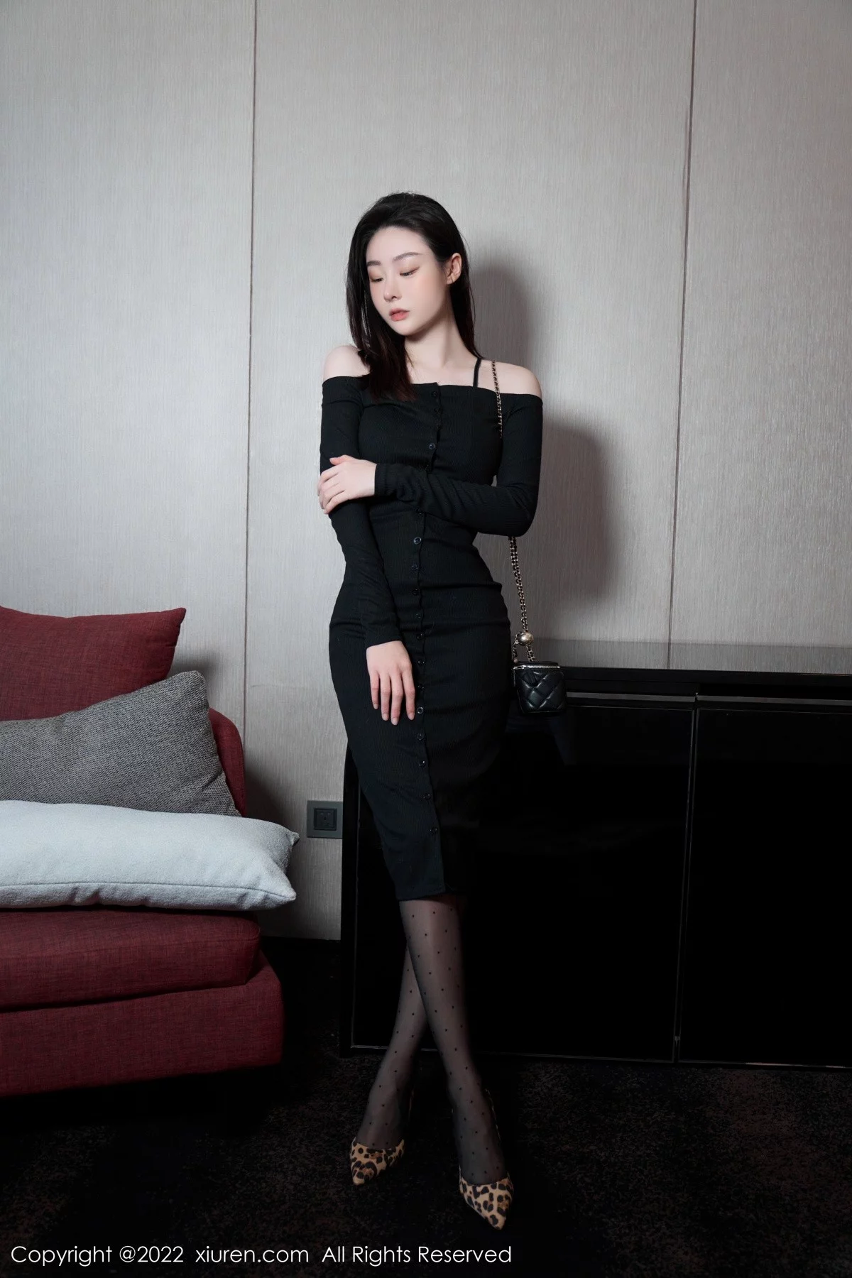 [[XiuRen秀人网]秀人网]No.5529_模特是小逗逗心愿旅拍脱黑色露肩连衣长裙露蕾丝内衣诱惑写真92P