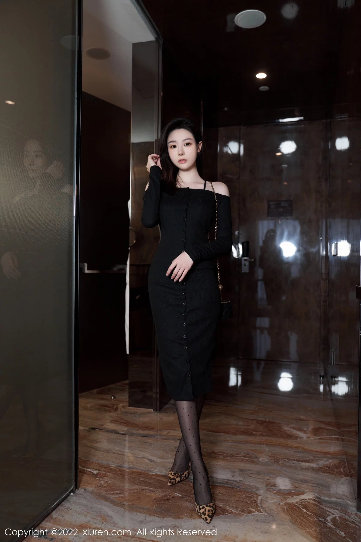 [[XiuRen秀人网]秀人网]No.5529_模特是小逗逗心愿旅拍脱黑色露肩连衣长裙露蕾丝内衣诱惑写真92P