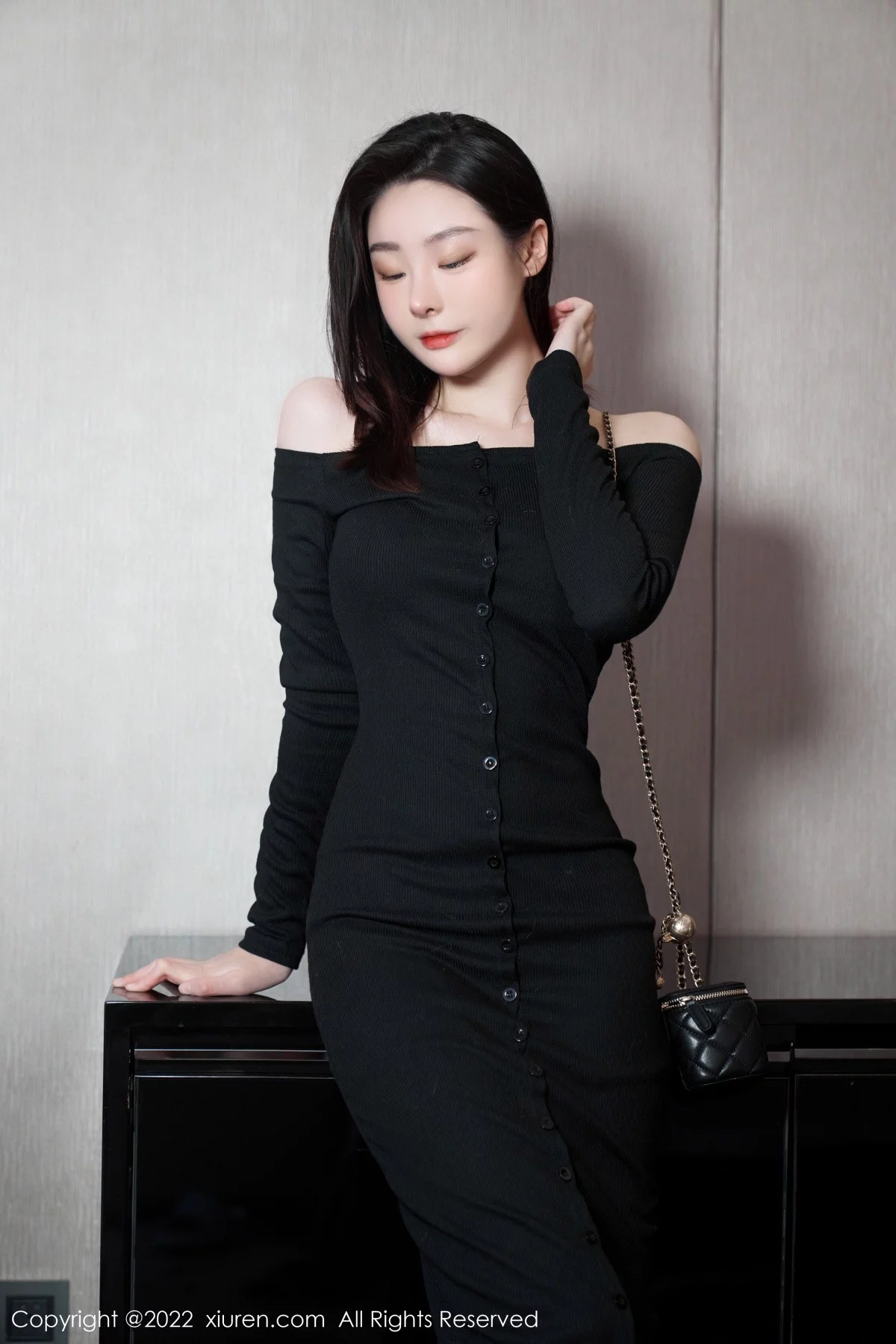 [[XiuRen秀人网]秀人网]No.5529_模特是小逗逗心愿旅拍脱黑色露肩连衣长裙露蕾丝内衣诱惑写真92P