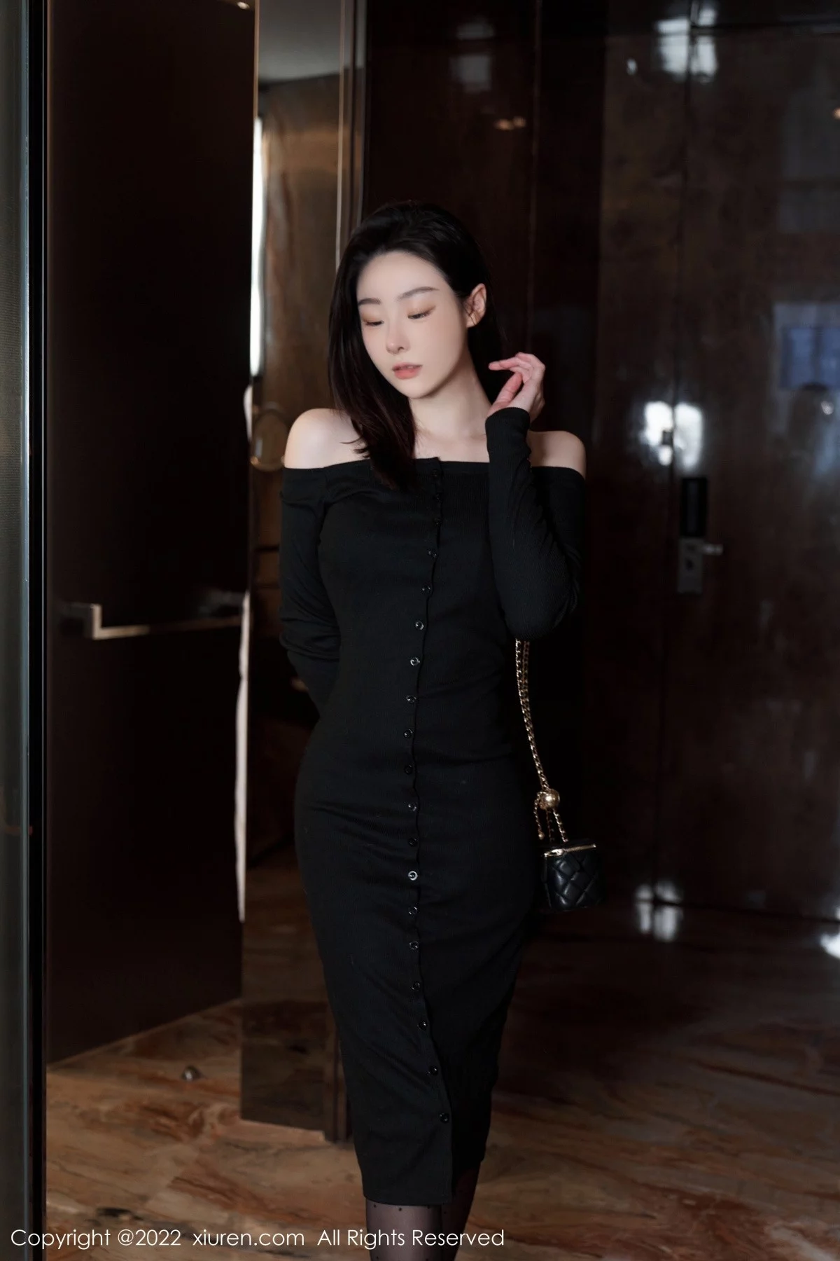 [[XiuRen秀人网]秀人网]No.5529_模特是小逗逗心愿旅拍脱黑色露肩连衣长裙露蕾丝内衣诱惑写真92P