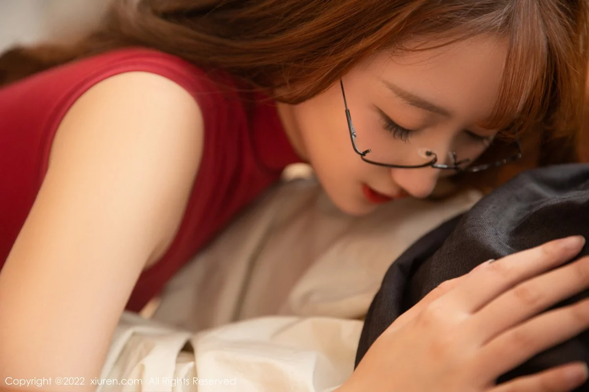 [[XiuRen秀人网]秀人网]No.5528_模特江真真性感红色收身衣配白短裙露无内黑丝秀翘臀诱惑写真82P