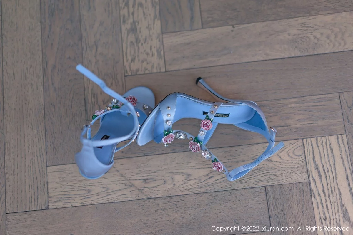 [[XiuRen秀人网]秀人网]No.5526_模特允爾成都旅拍情节拍摄浅色轻透连衣裙秀丰满身材诱惑写真60P