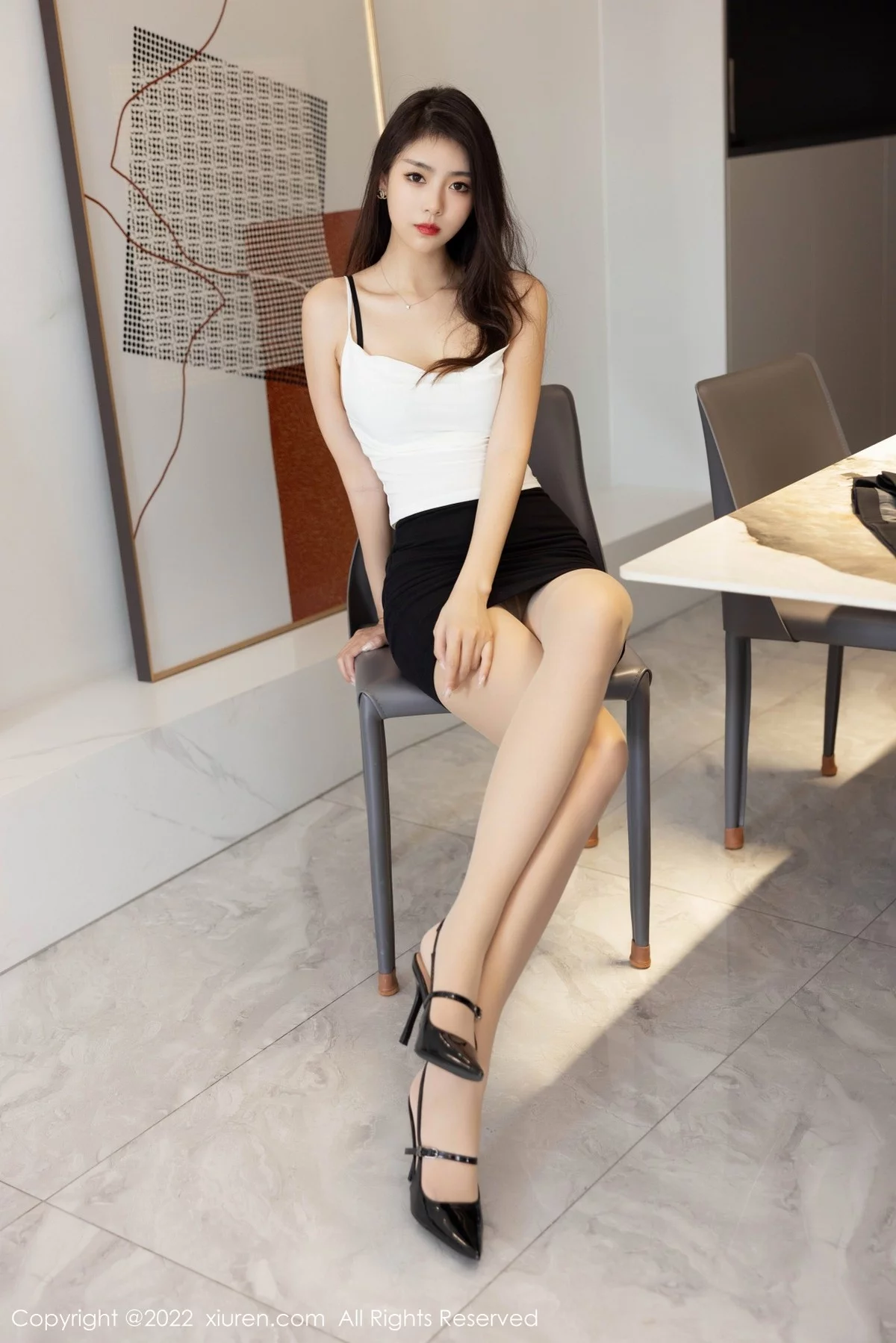 [[XiuRen秀人网]秀人网]No.5530_模特可乐Vicky性感白T配黑短裙露超薄肉丝秀翘臀美腿诱惑写真63P