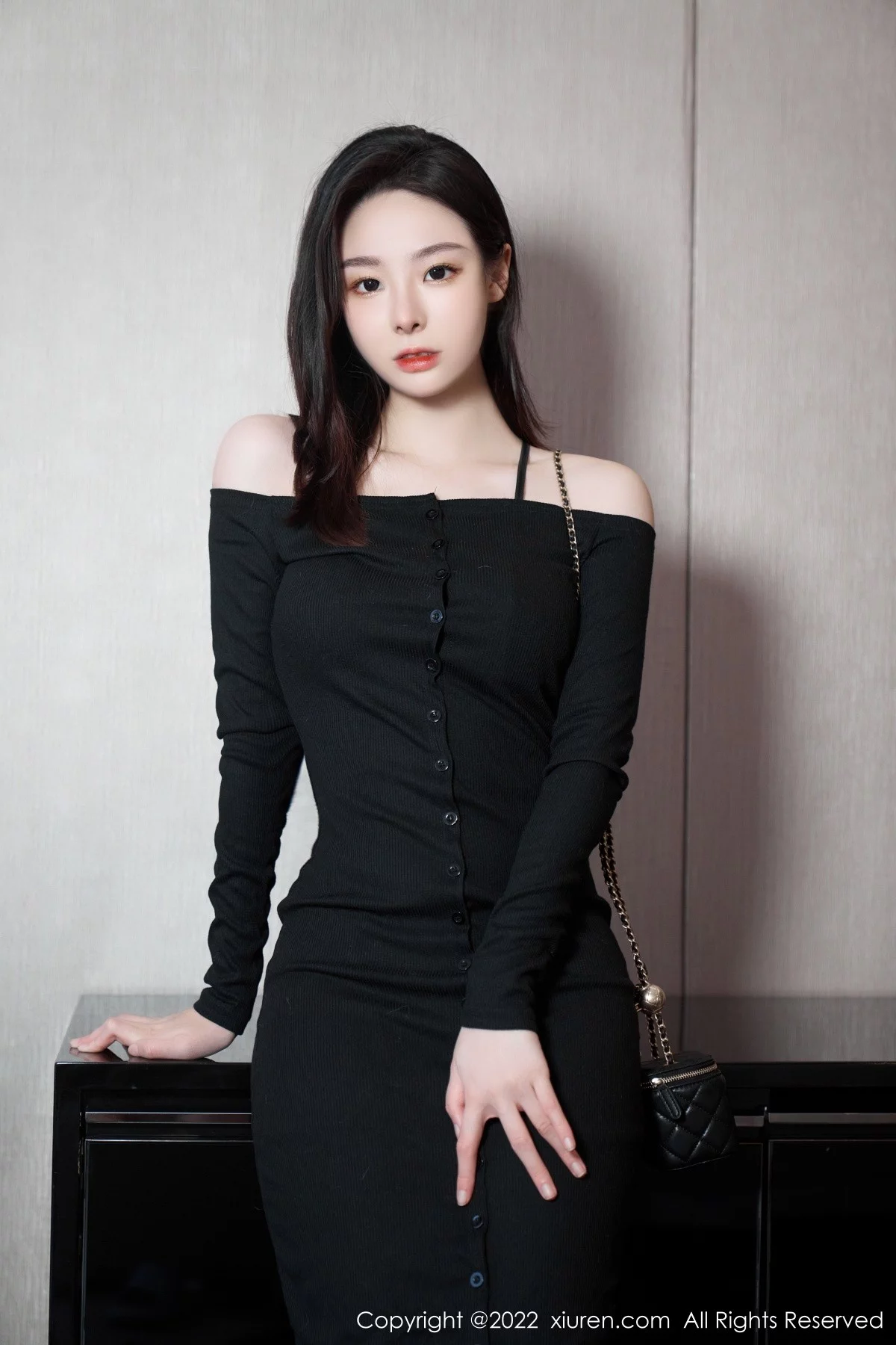 [[XiuRen秀人网]秀人网]No.5529_模特是小逗逗心愿旅拍脱黑色露肩连衣长裙露蕾丝内衣诱惑写真92P