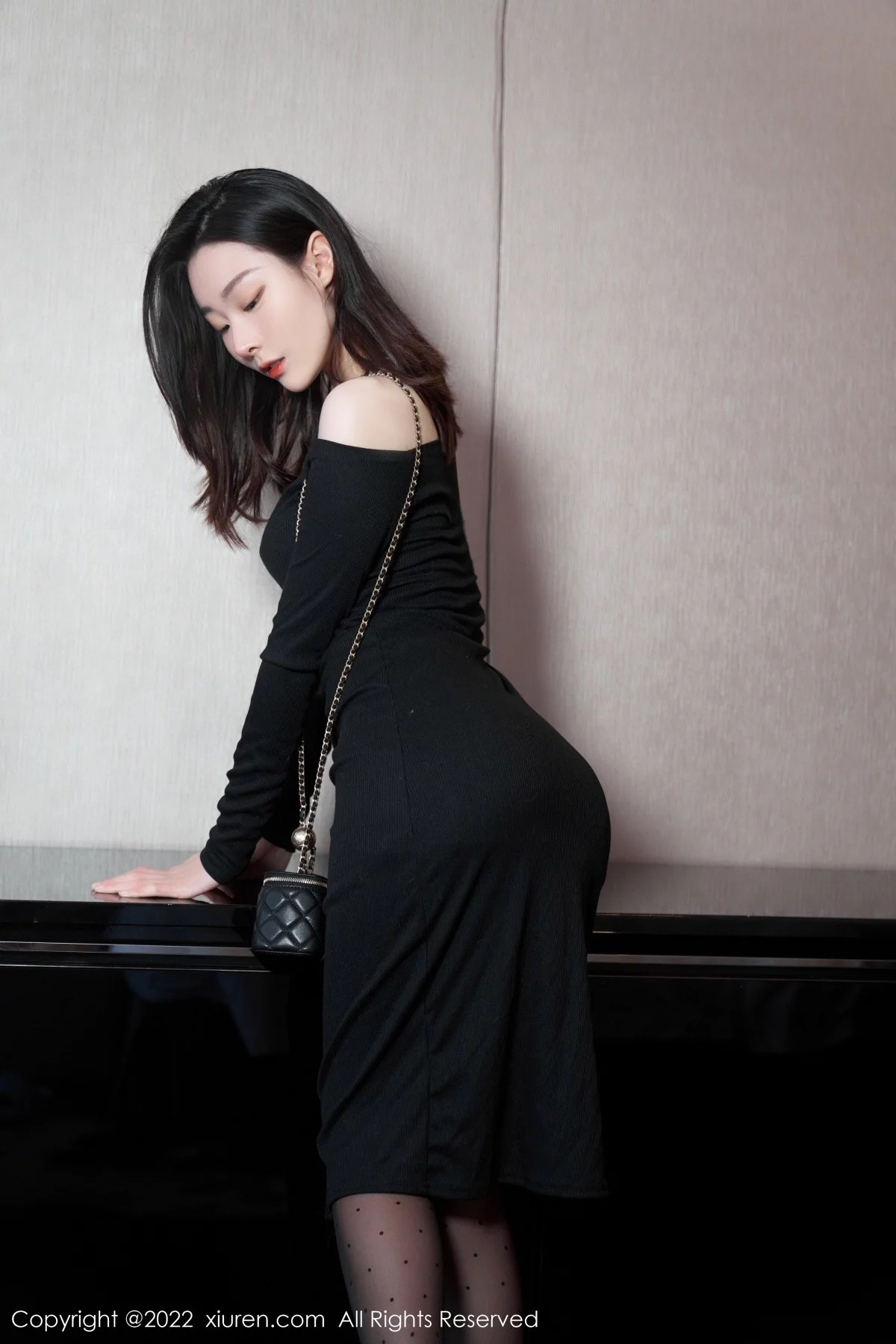 [[XiuRen秀人网]秀人网]No.5529_模特是小逗逗心愿旅拍脱黑色露肩连衣长裙露蕾丝内衣诱惑写真92P