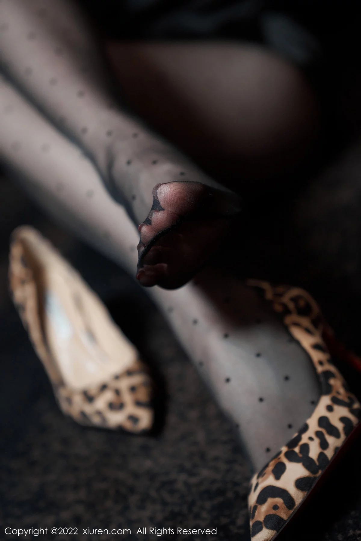 [[XiuRen秀人网]秀人网]No.5529_模特是小逗逗心愿旅拍脱黑色露肩连衣长裙露蕾丝内衣诱惑写真92P