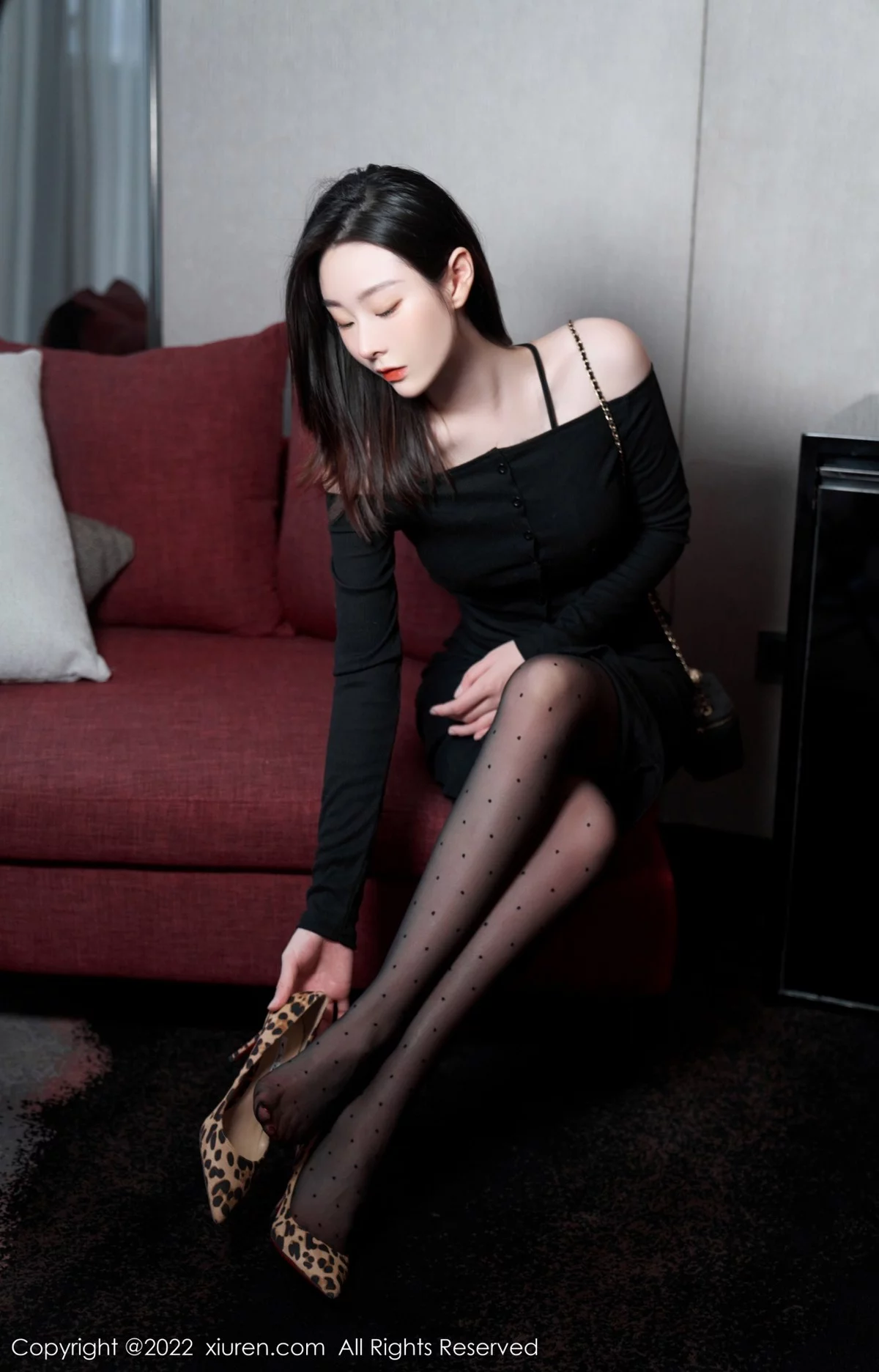 [[XiuRen秀人网]秀人网]No.5529_模特是小逗逗心愿旅拍脱黑色露肩连衣长裙露蕾丝内衣诱惑写真92P