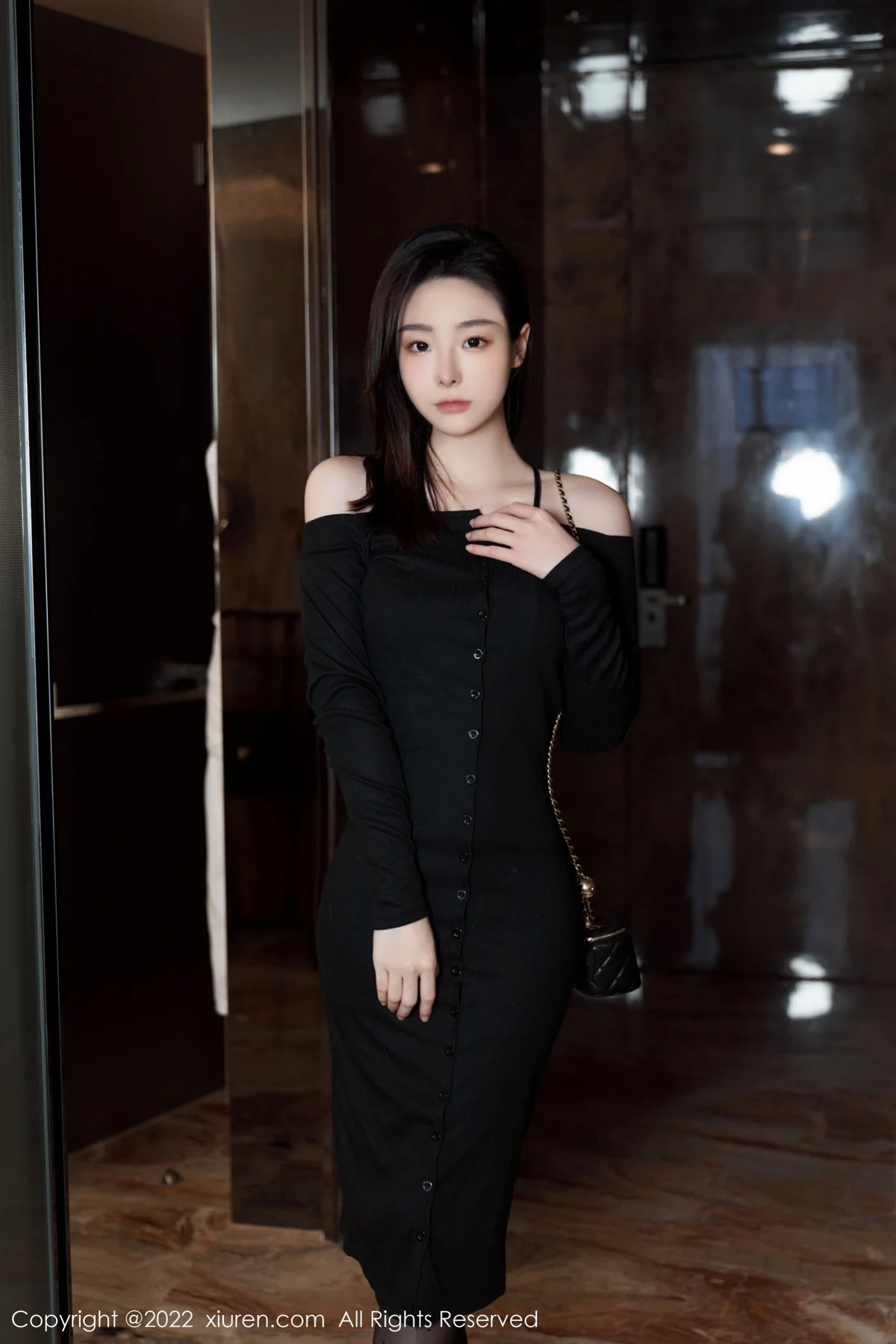 [[XiuRen秀人网]秀人网]No.5529_模特是小逗逗心愿旅拍脱黑色露肩连衣长裙露蕾丝内衣诱惑写真92P