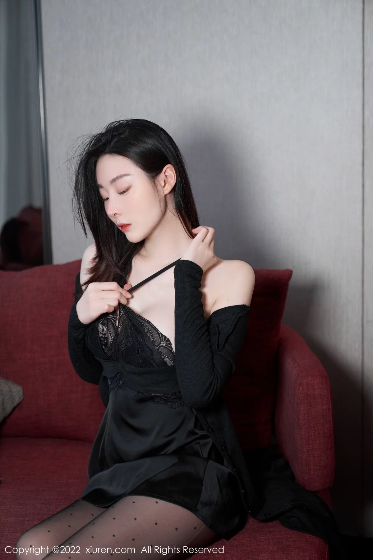 [[XiuRen秀人网]秀人网]No.5529_模特是小逗逗心愿旅拍脱黑色露肩连衣长裙露蕾丝内衣诱惑写真92P