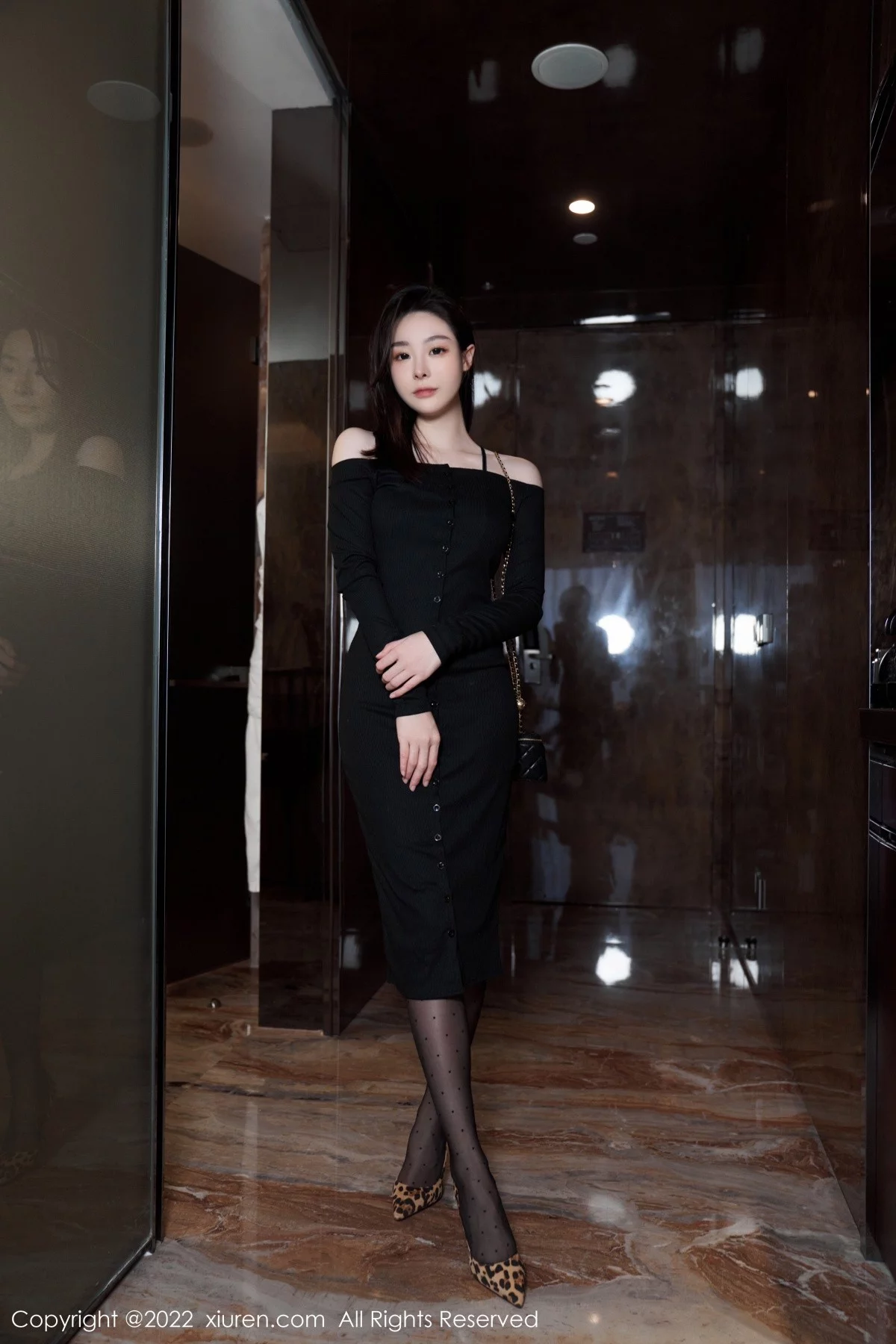 [[XiuRen秀人网]秀人网]No.5529_模特是小逗逗心愿旅拍脱黑色露肩连衣长裙露蕾丝内衣诱惑写真92P