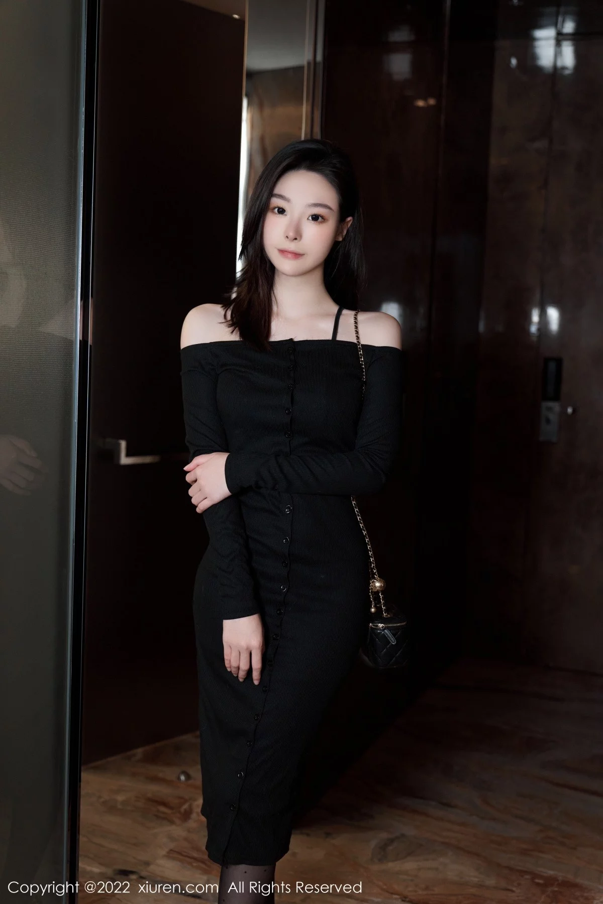 [[XiuRen秀人网]秀人网]No.5529_模特是小逗逗心愿旅拍脱黑色露肩连衣长裙露蕾丝内衣诱惑写真92P