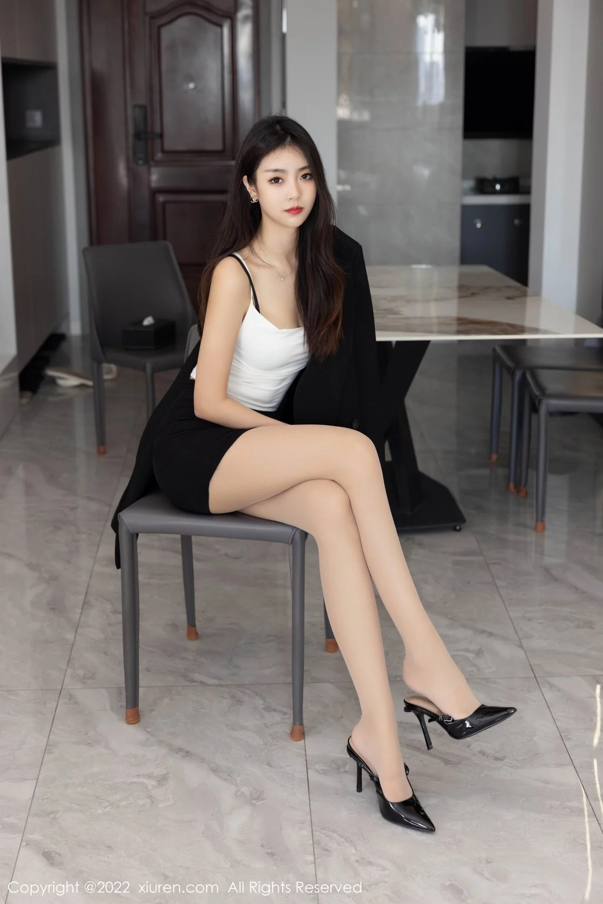 [[XiuRen秀人网]秀人网]No.5530_模特可乐Vicky性感白T配黑短裙露超薄肉丝秀翘臀美腿诱惑写真63P