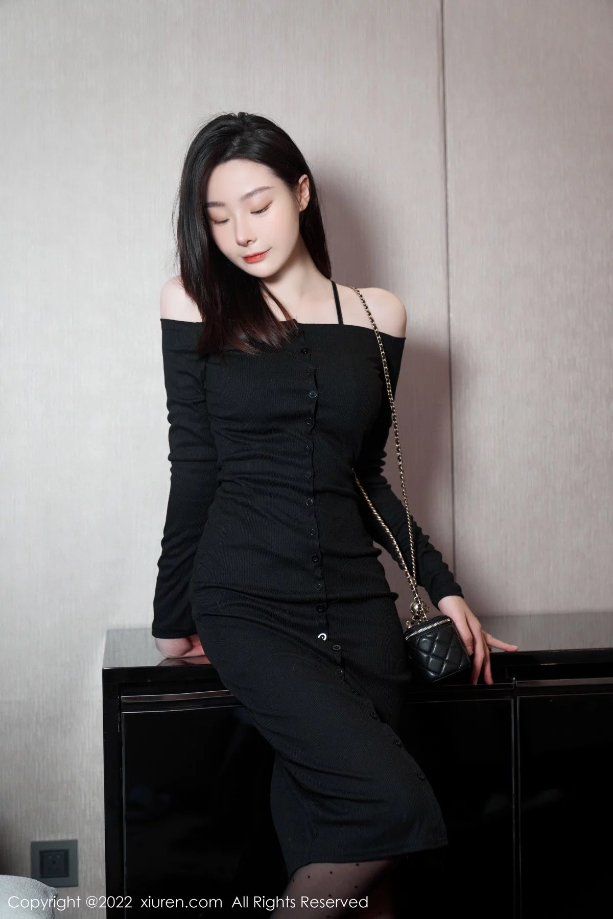 [[XiuRen秀人网]秀人网]No.5529_模特是小逗逗心愿旅拍脱黑色露肩连衣长裙露蕾丝内衣诱惑写真92P