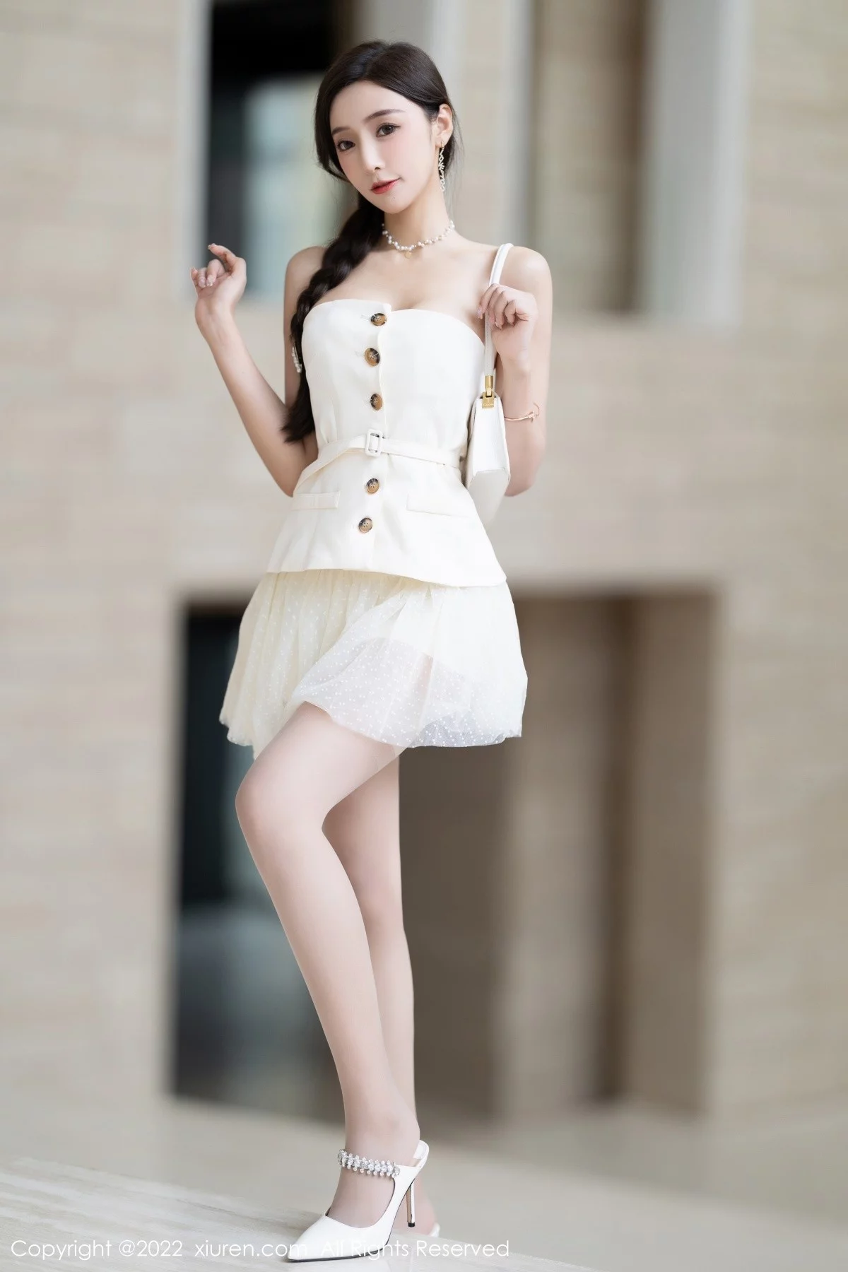 [[XiuRen秀人网]秀人网]No.5539_女神王馨瑶yanni白色露肩服饰+珍珠色睡裙配蕾丝吊袜诱惑写真78P