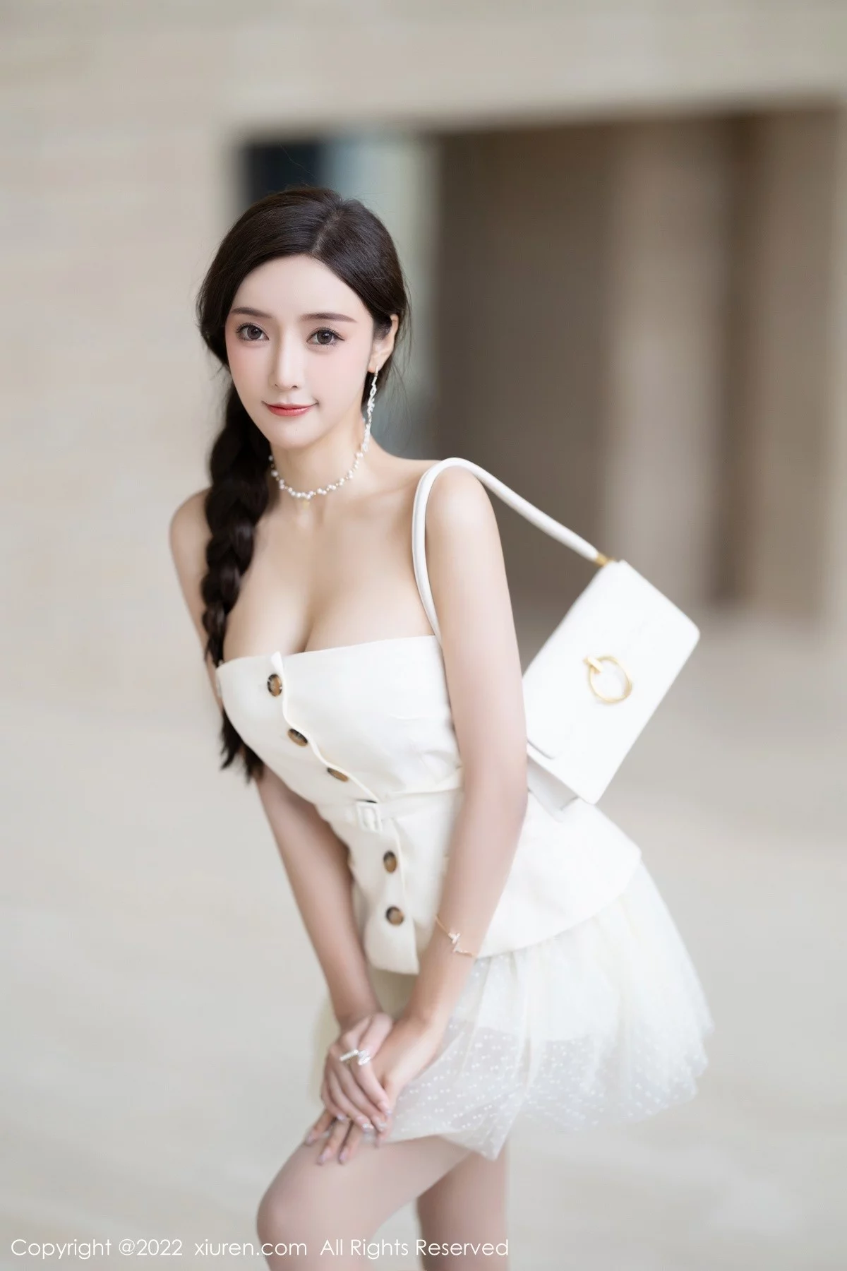 [[XiuRen秀人网]秀人网]No.5539_女神王馨瑶yanni白色露肩服饰+珍珠色睡裙配蕾丝吊袜诱惑写真78P