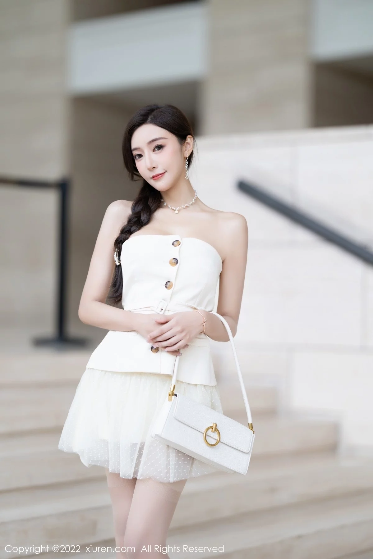 [[XiuRen秀人网]秀人网]No.5539_女神王馨瑶yanni白色露肩服饰+珍珠色睡裙配蕾丝吊袜诱惑写真78P