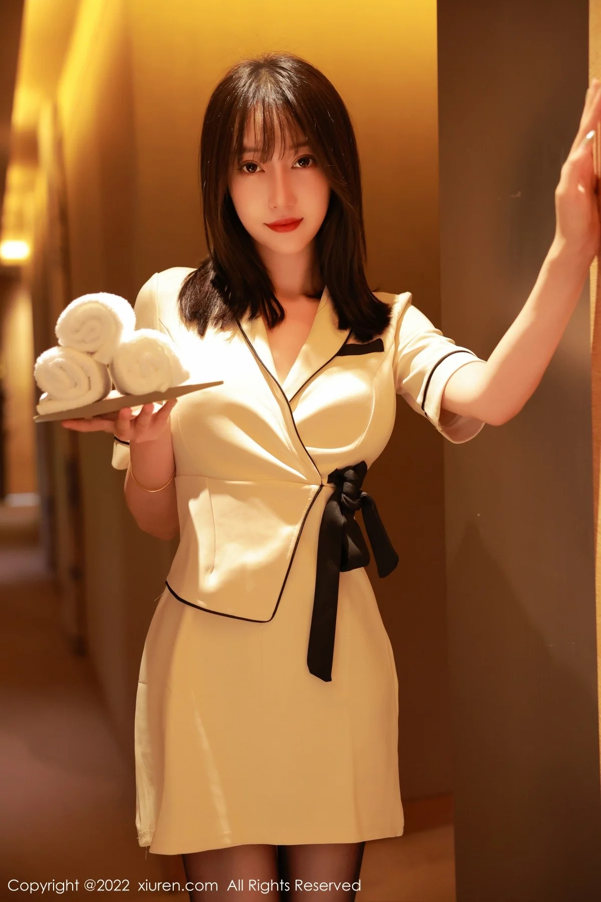 [[XiuRen秀人网]秀人网]No.5534_模特玥儿玥er香格里拉旅拍角色扮演黄色制服配开档黑丝诱惑写真60P