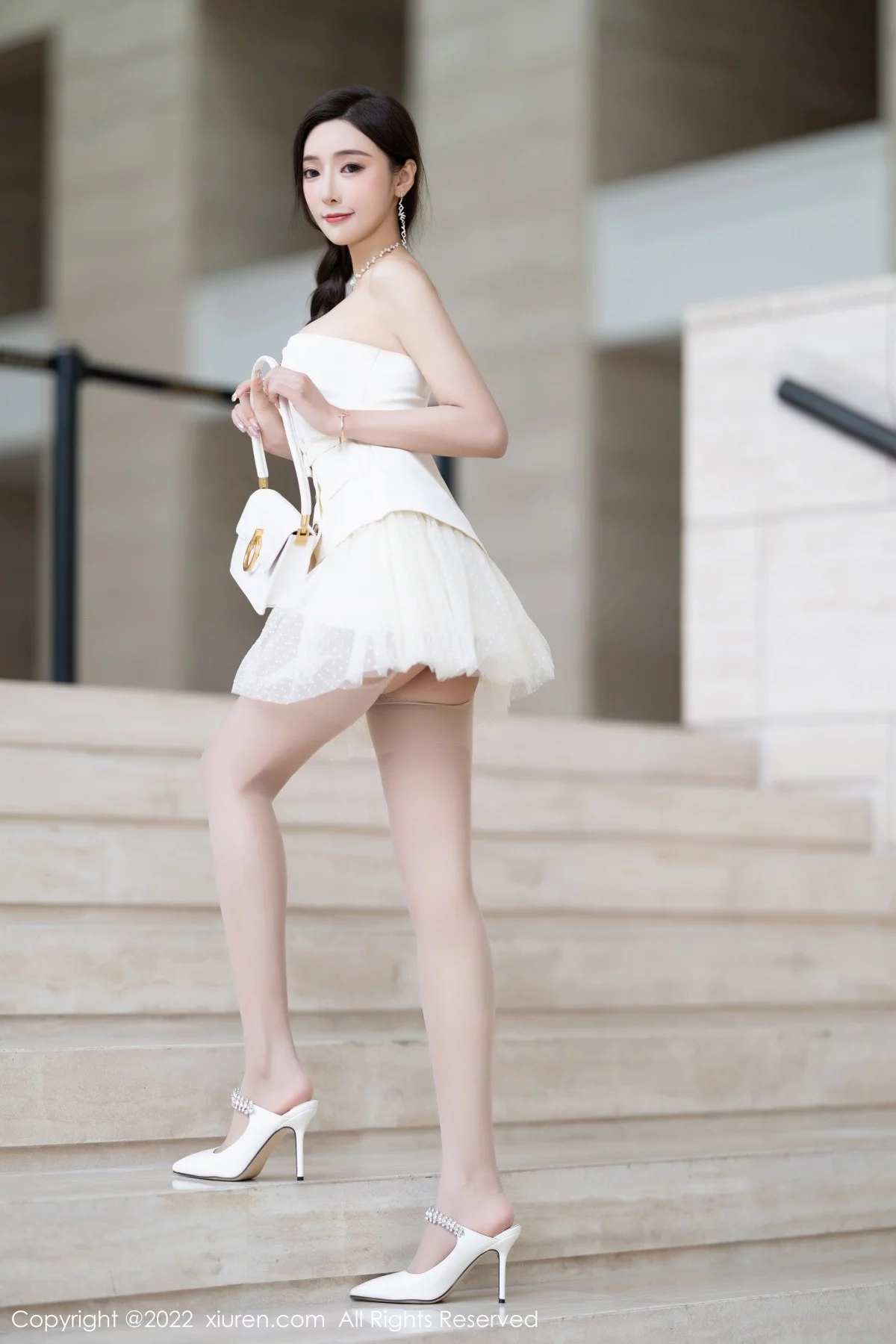 [[XiuRen秀人网]秀人网]No.5539_女神王馨瑶yanni白色露肩服饰+珍珠色睡裙配蕾丝吊袜诱惑写真78P