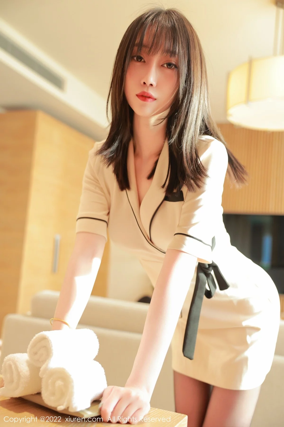 [[XiuRen秀人网]秀人网]No.5534_模特玥儿玥er香格里拉旅拍角色扮演黄色制服配开档黑丝诱惑写真60P