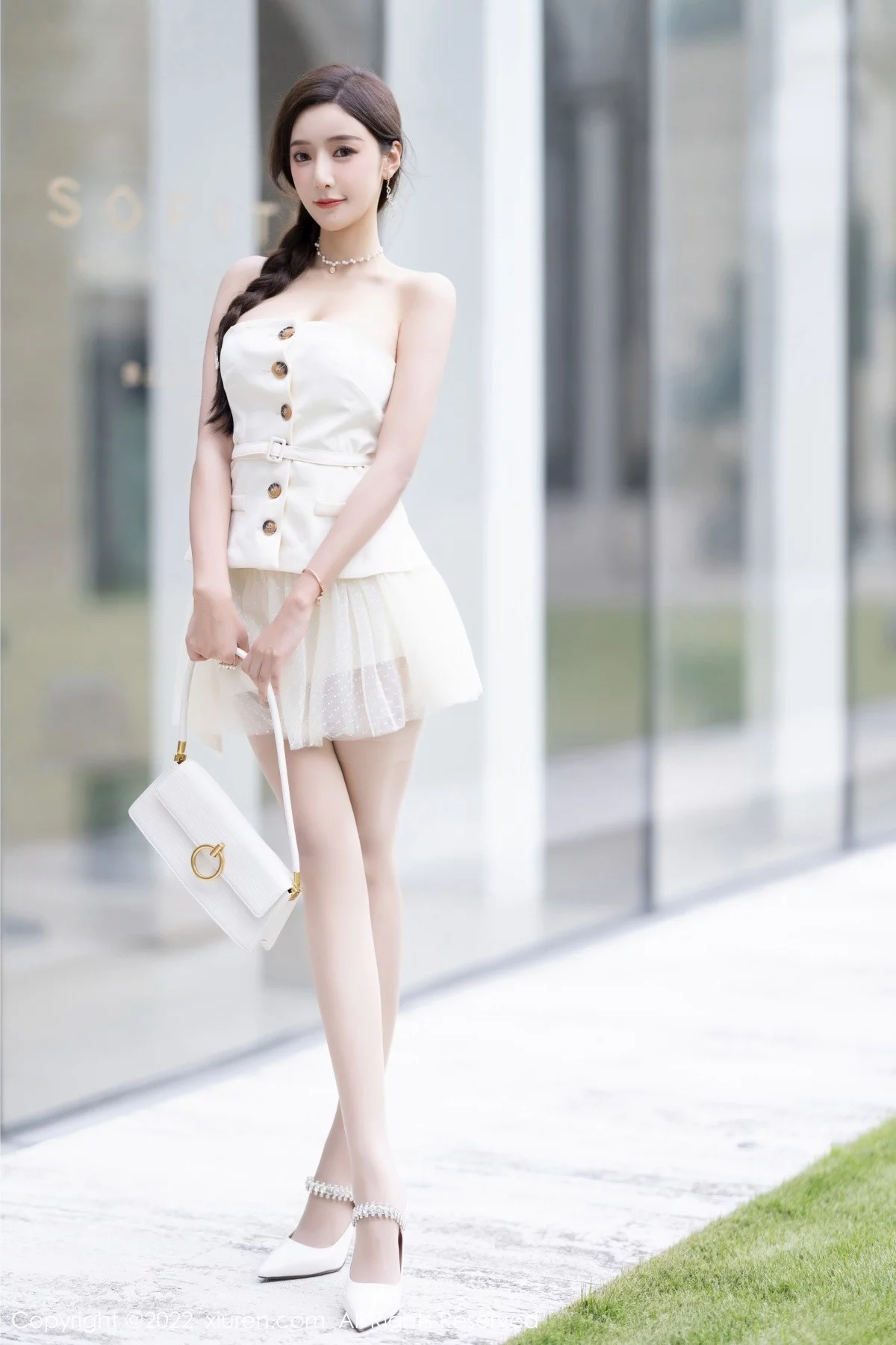 [[XiuRen秀人网]秀人网]No.5539_女神王馨瑶yanni白色露肩服饰+珍珠色睡裙配蕾丝吊袜诱惑写真78P