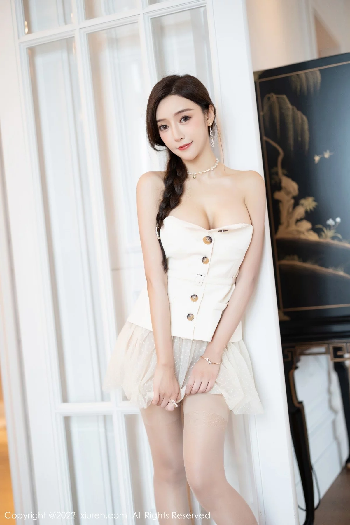 [[XiuRen秀人网]秀人网]No.5539_女神王馨瑶yanni白色露肩服饰+珍珠色睡裙配蕾丝吊袜诱惑写真78P